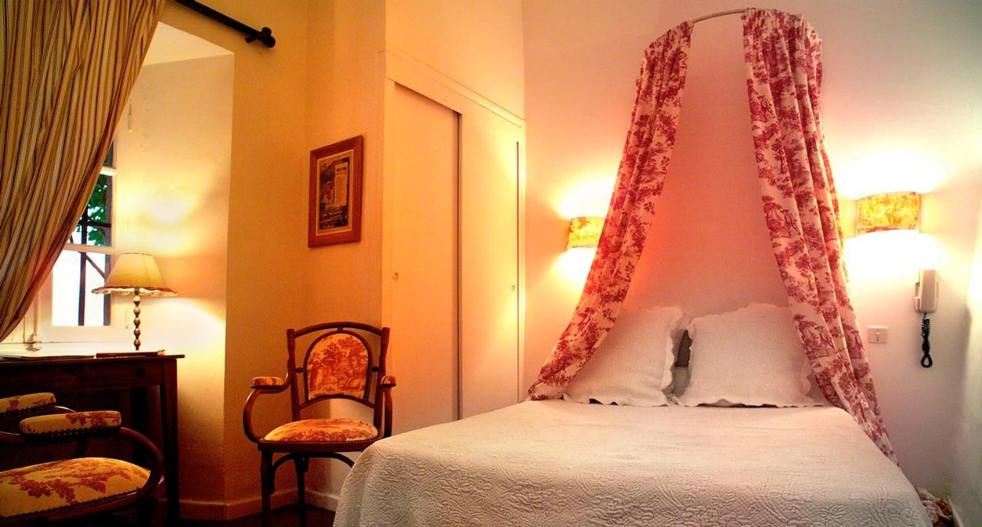 Chambre disponible pour un séminaire d'entreprise à Hotel Restaurant des Deux Rocs - Seillans
