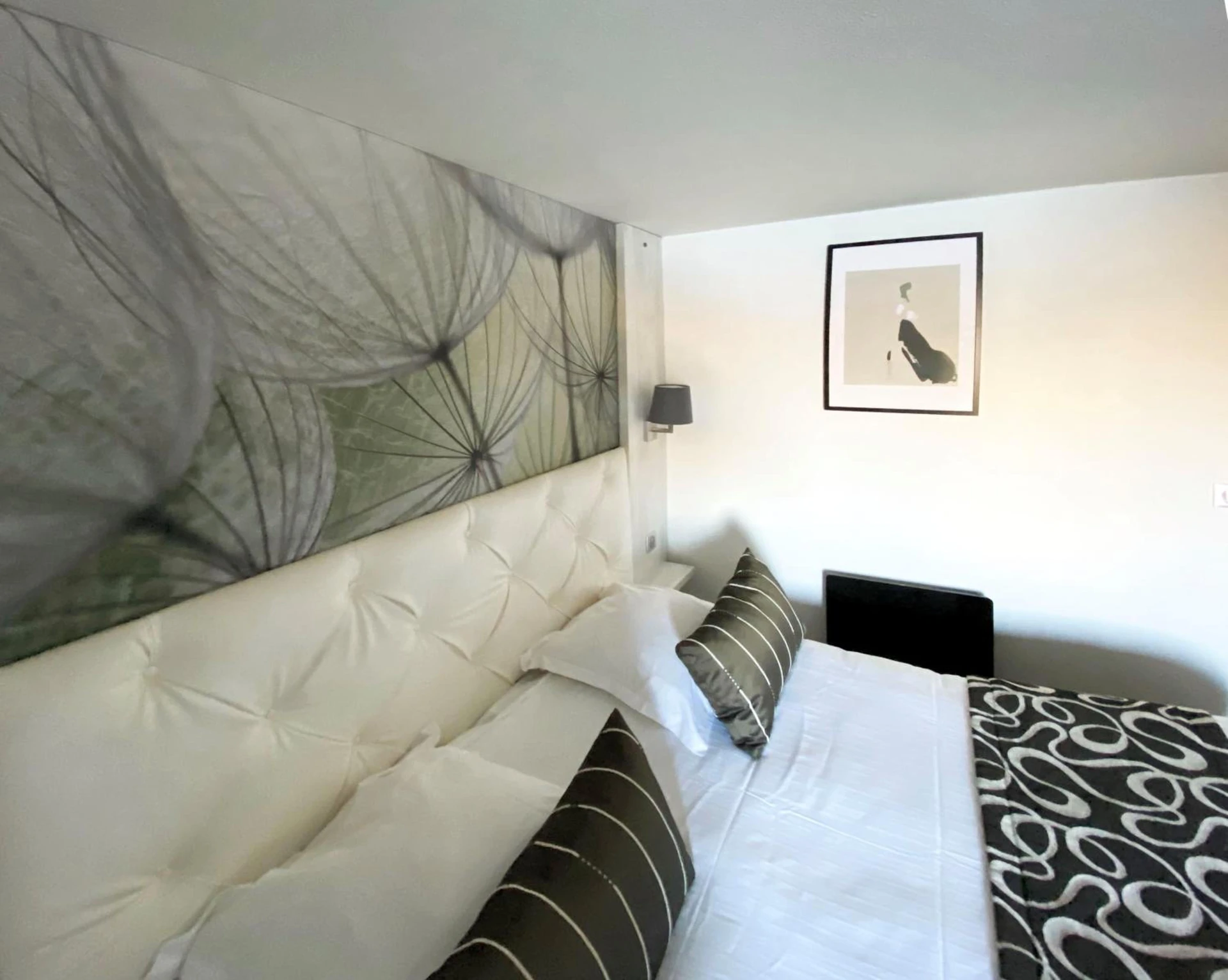 Magnifique chambre pour un séminaire d'entreprise à Logis Hôtel des Lacs Paris Sud - Viry-Châtillon