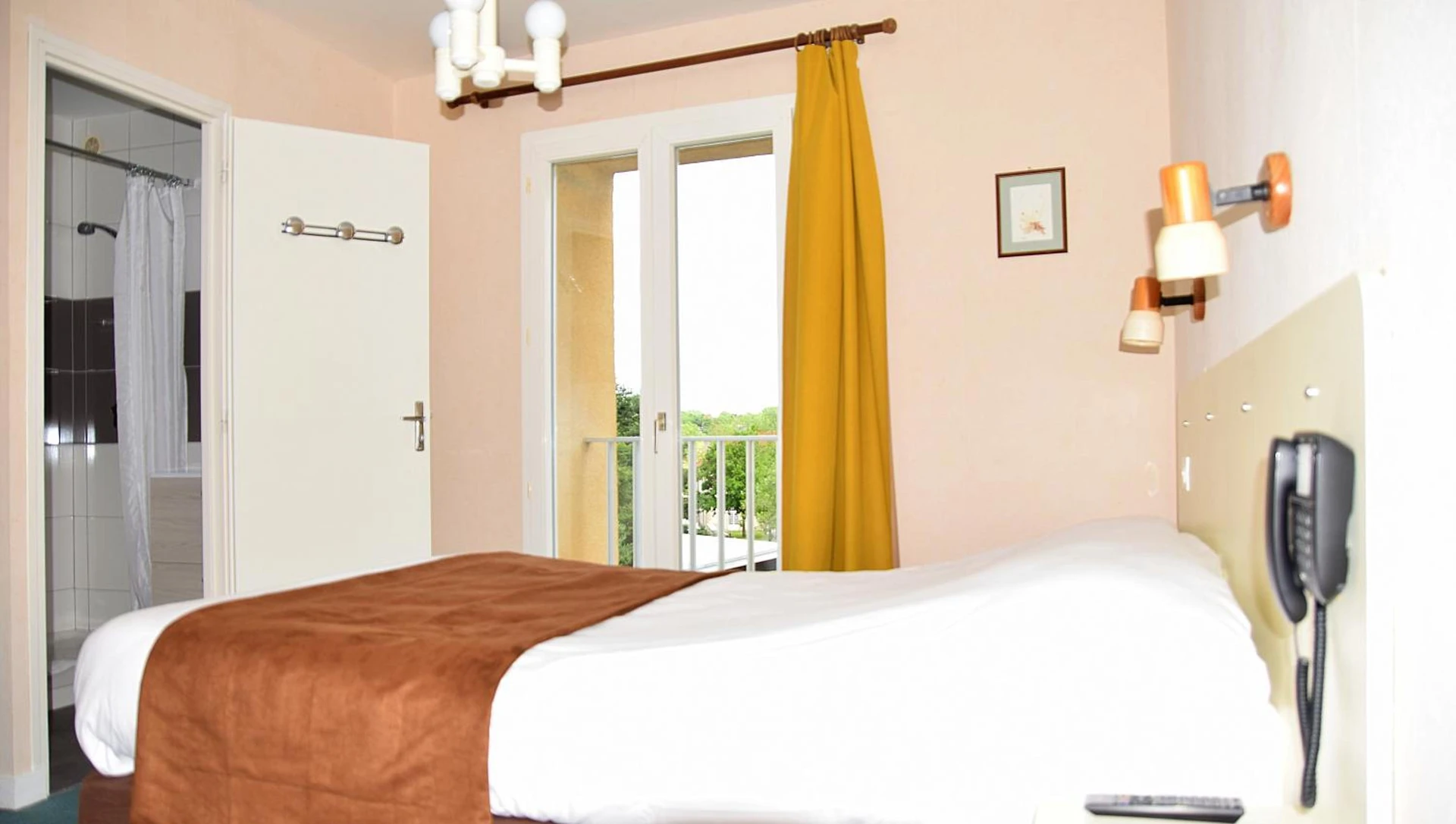 Chambre disponible pour un séminaire d'entreprise à Hotel des Lauriers Roses - Bourbonne-les-Bains