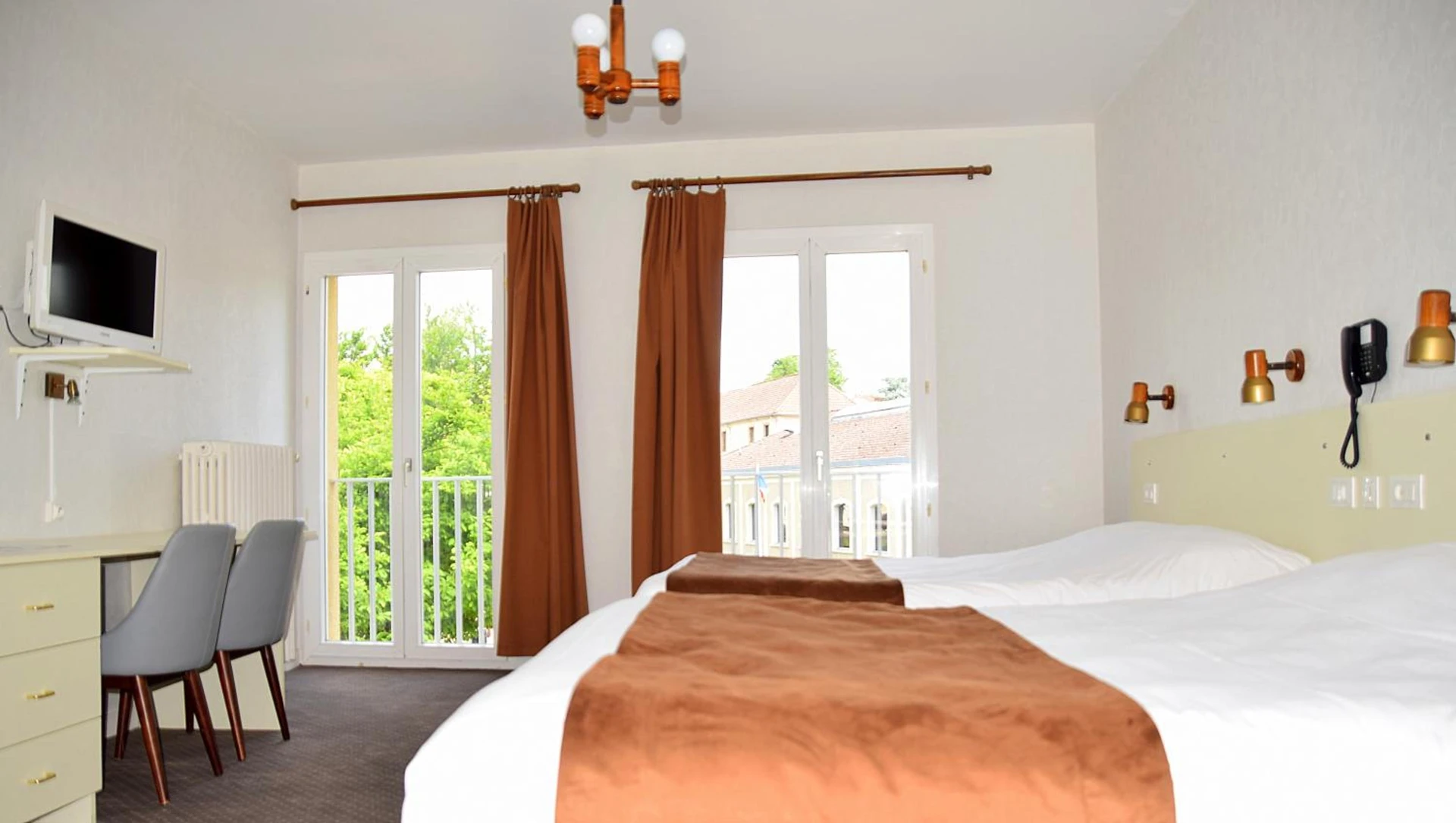 Chambre disponible pour un séminaire d'entreprise à Hotel des Lauriers Roses - Bourbonne-les-Bains