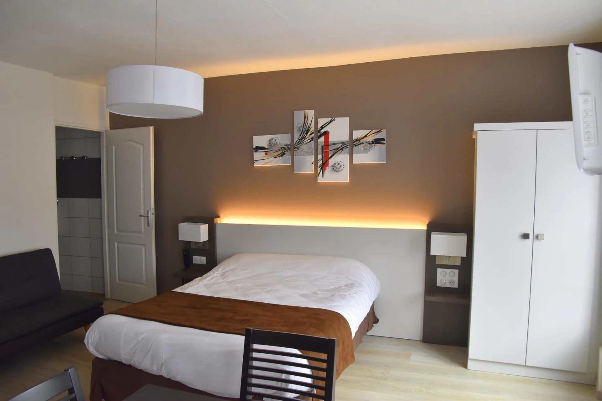 Magnifique chambre pour un séminaire d'entreprise à Hotel des Lauriers Roses - Bourbonne-les-Bains