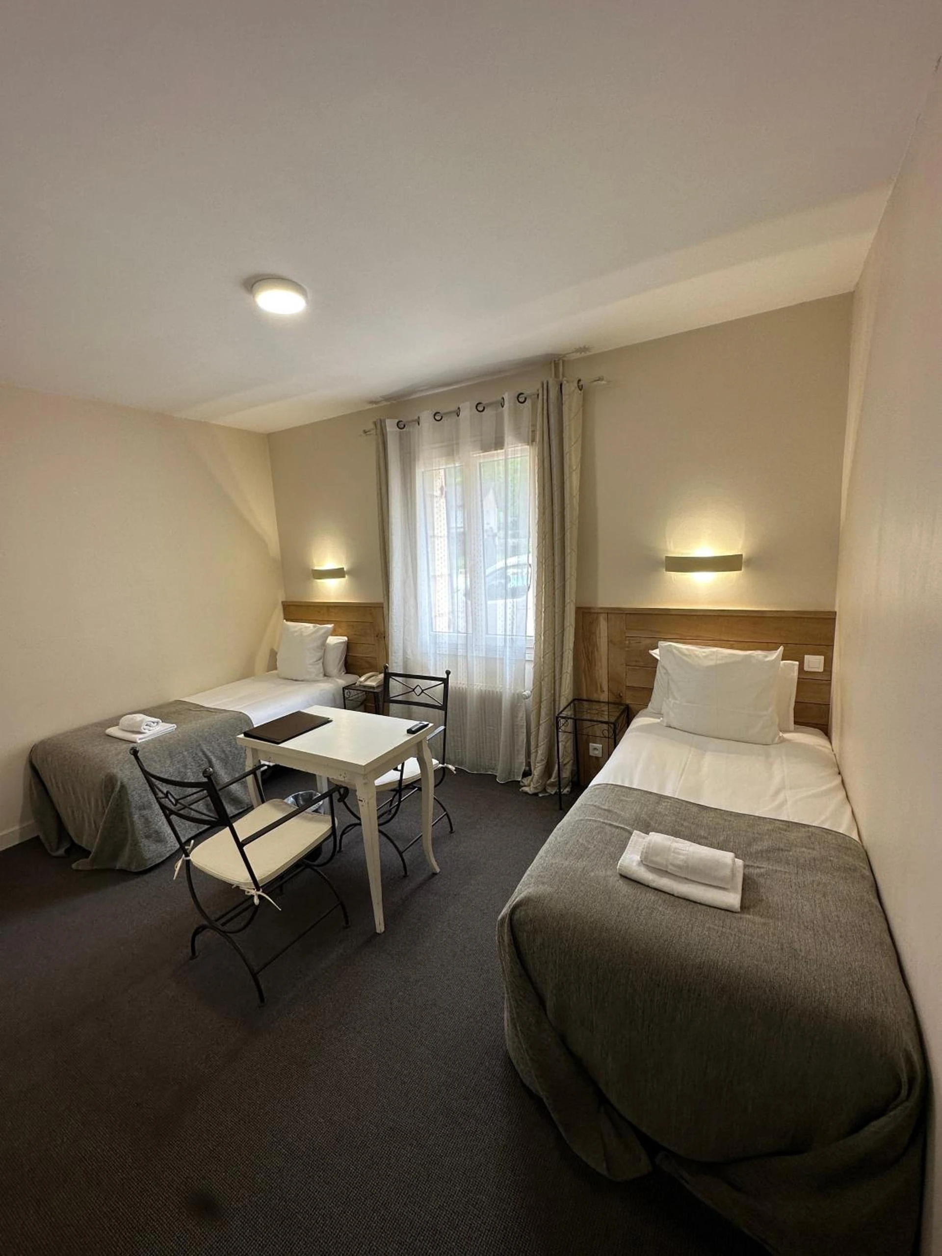 Magnifique chambre pour un séminaire d'entreprise à Hôtel des Roches - Climatisation - Les Eyzies-de-Tayac-Sireuil