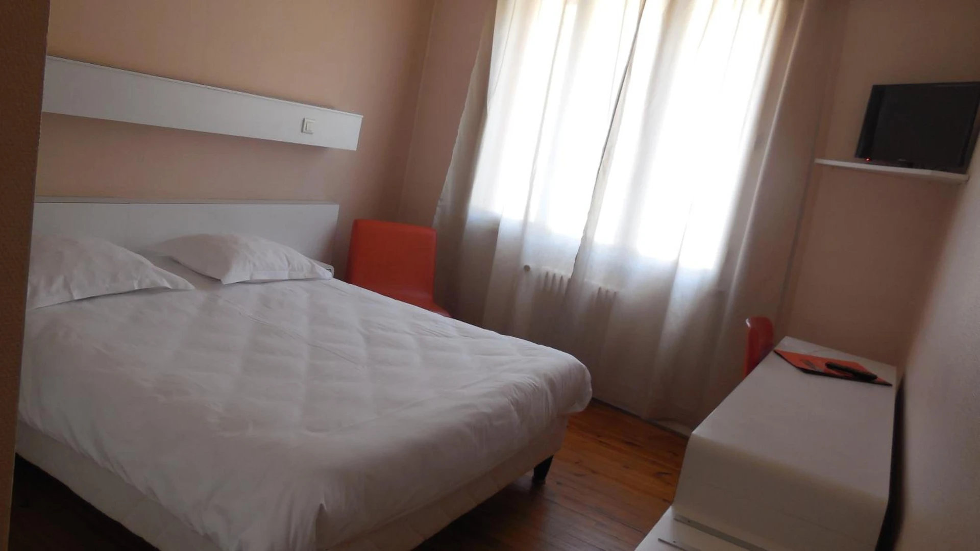 Chambre disponible pour un séminaire d'entreprise à Logis Hotel Restaurant des Voyageurs - Pont-de-Salars