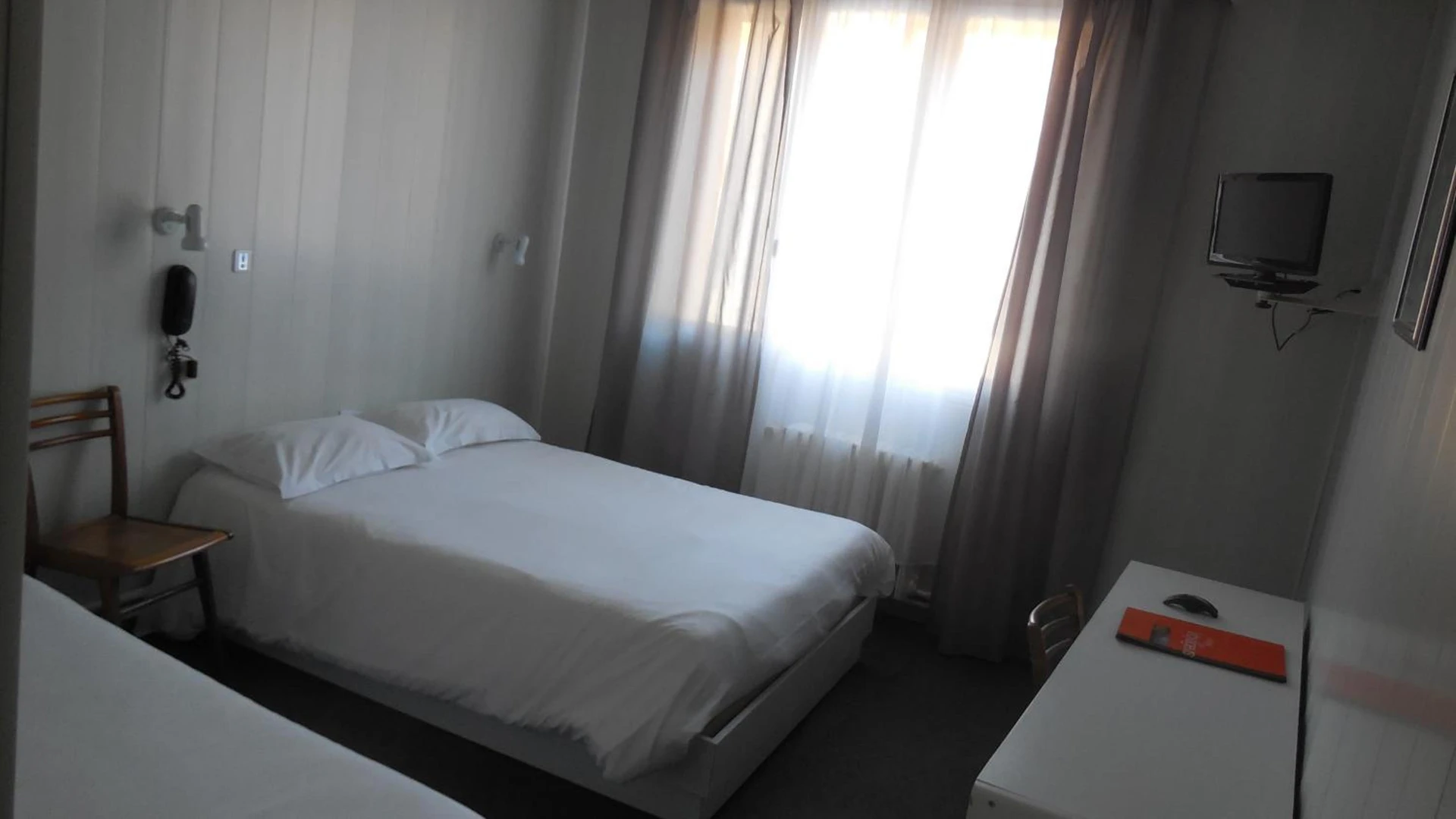 Chambre disponible pour un séminaire d'entreprise à Logis Hotel Restaurant des Voyageurs - Pont-de-Salars