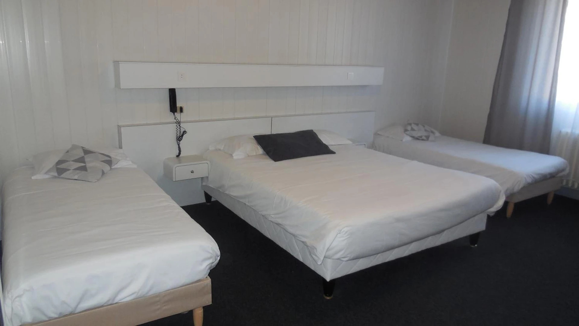 Chambre disponible pour un séminaire d'entreprise à Logis Hotel Restaurant des Voyageurs - Pont-de-Salars