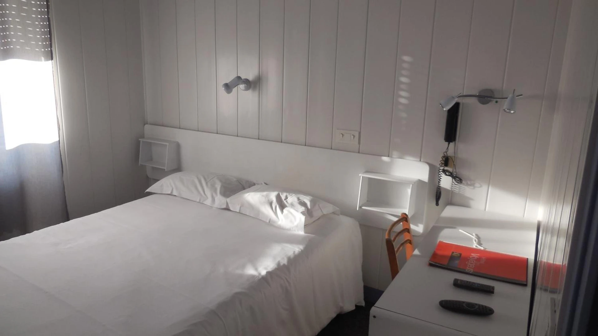Chambre disponible pour un séminaire d'entreprise à Logis Hotel Restaurant des Voyageurs - Pont-de-Salars
