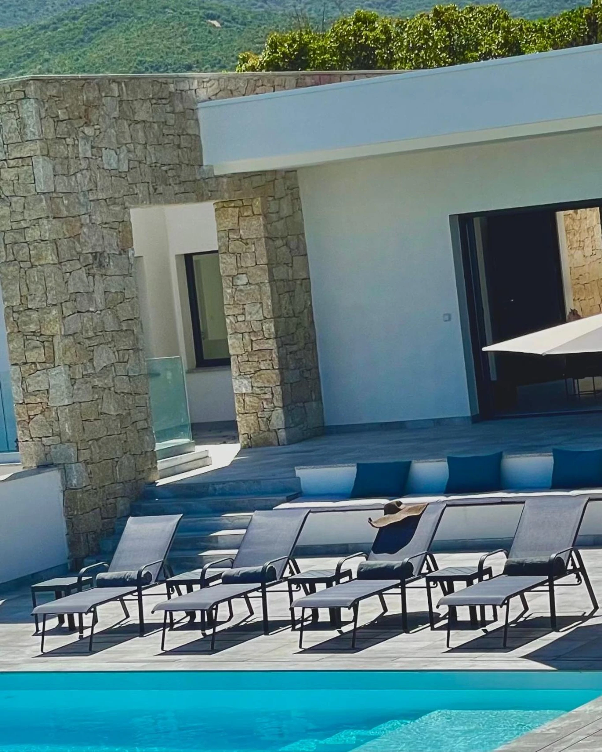 Organiser un séminaire d'entreprise : LES VILLAS DU DOMAINE NAPOLEON CORSICA vue mer et piscine à pietrosella