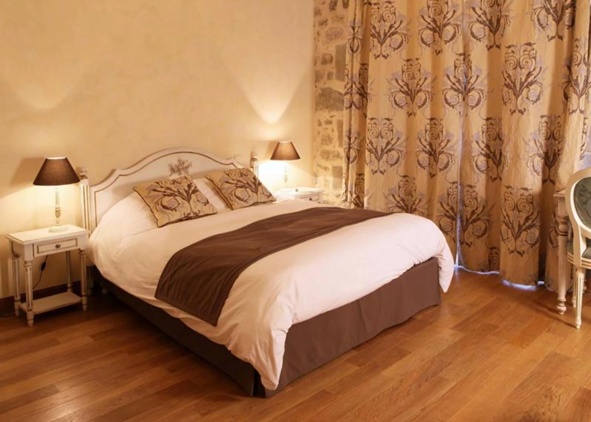 Magnifique chambre pour un séminaire d'entreprise à Domaine Saint-Roch Hotel Spa - Salzuit