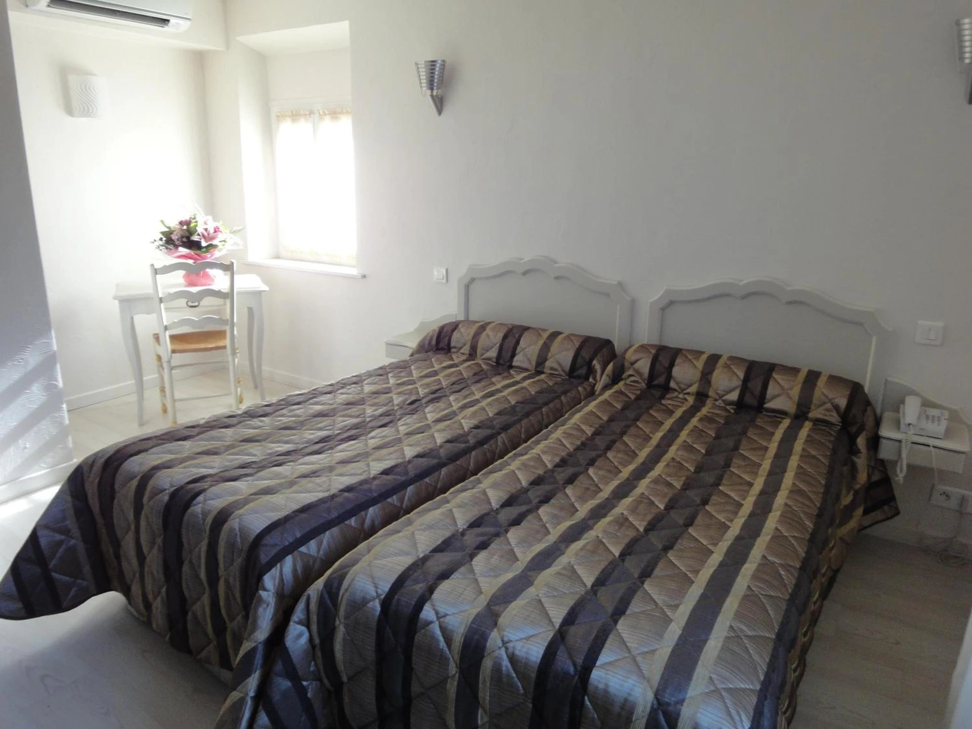 Chambre disponible pour un séminaire d'entreprise à Hotel du Bosquet - Pégomas