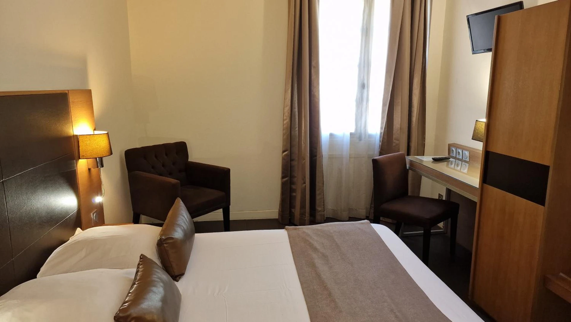 Magnifique chambre pour un séminaire d'entreprise à Hotel Restaurant du Centre et du Lauragais - Castelnaudary