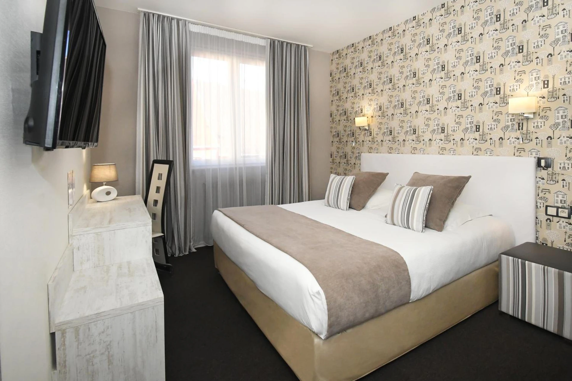 Chambre disponible pour un séminaire d'entreprise à Logis Hôtel du Centre - Halte idéale en cyclotourisme avec garage à vélos clos - Molsheim