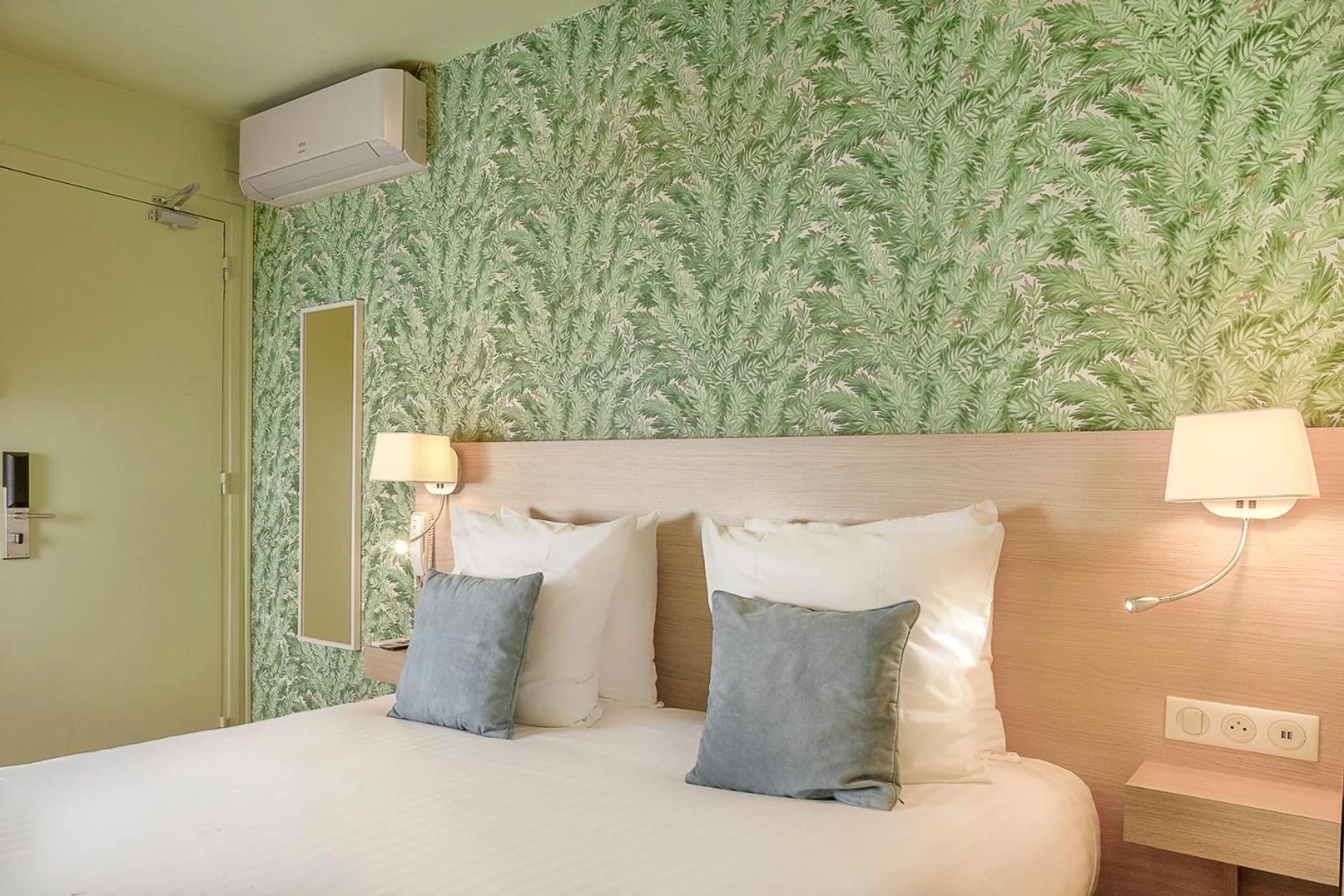 Chambre disponible pour un séminaire d'entreprise à Hôtel Du Centre, un hôtel AMMI - Nice