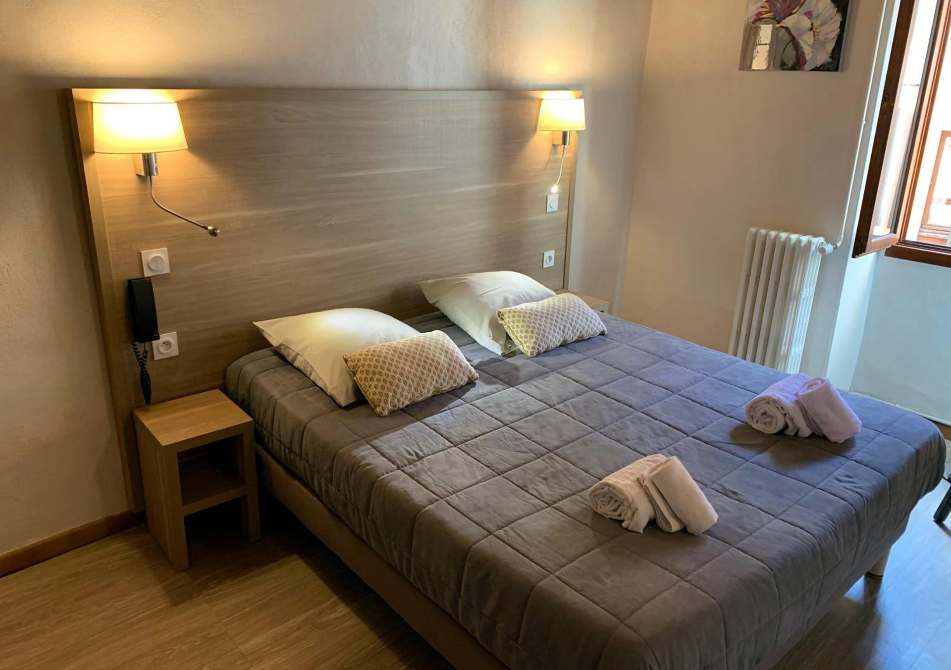 Magnifique chambre pour un séminaire d'entreprise à Hôtel Du Cheval Blanc Barcelonnette - Barcelonnette