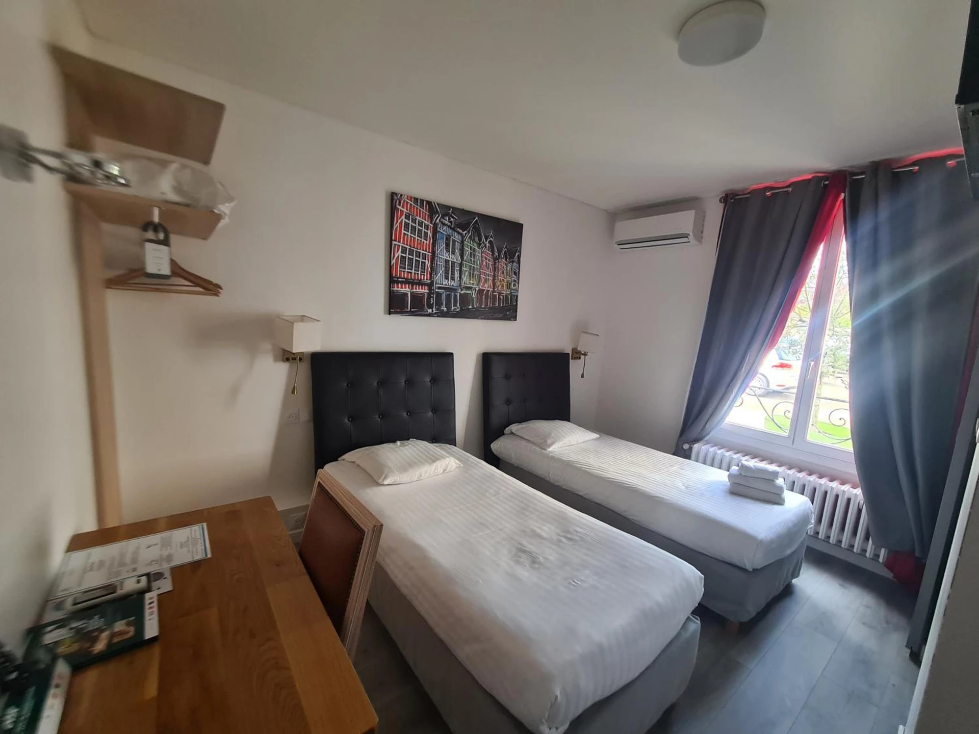 Chambre disponible pour un séminaire d'entreprise à Logis Hôtel du Cirque Troyes centre historique - Paris