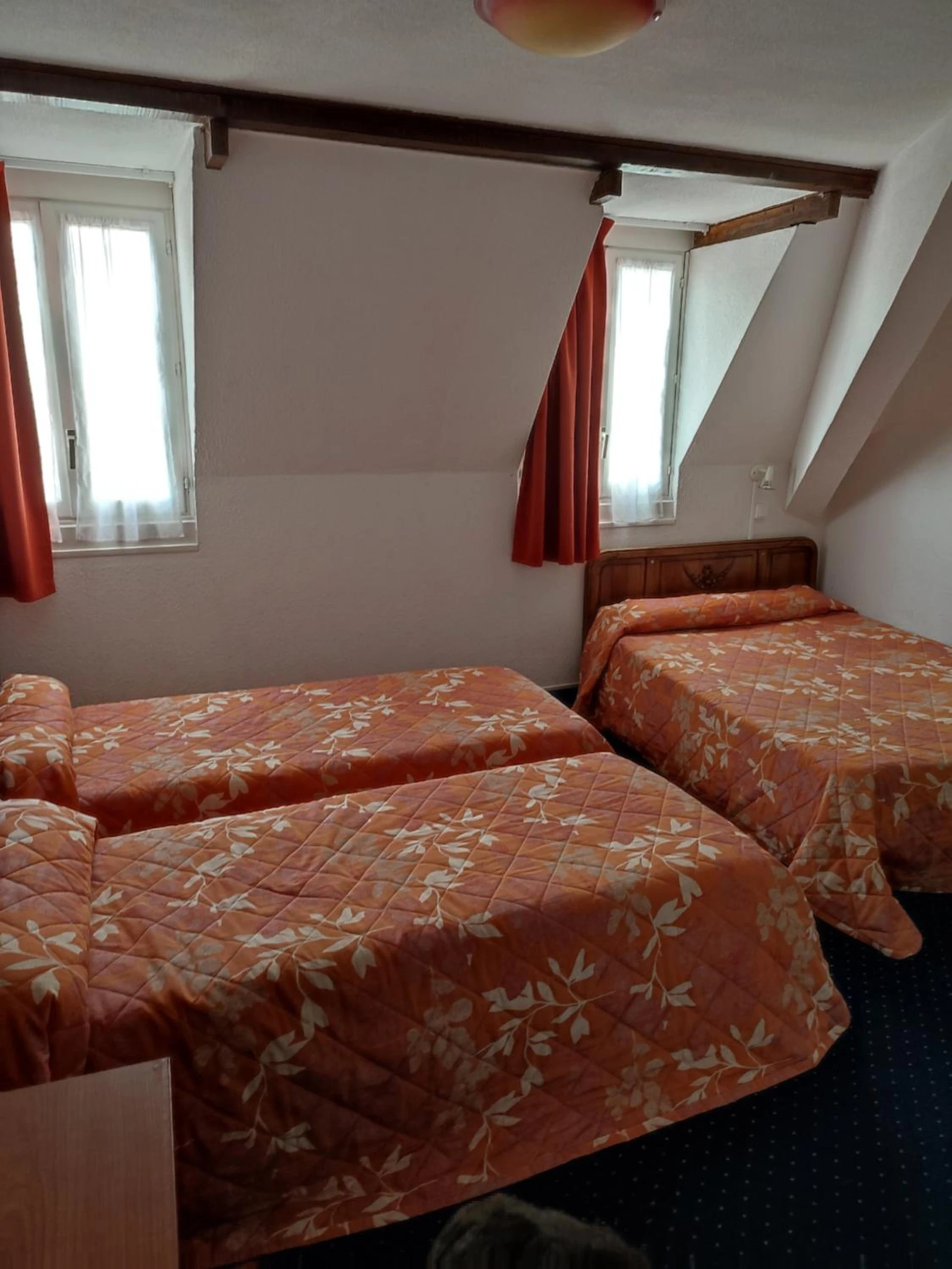 Chambre disponible pour un séminaire d'entreprise à Hotel du Commerce et de Navarre - Lourdes