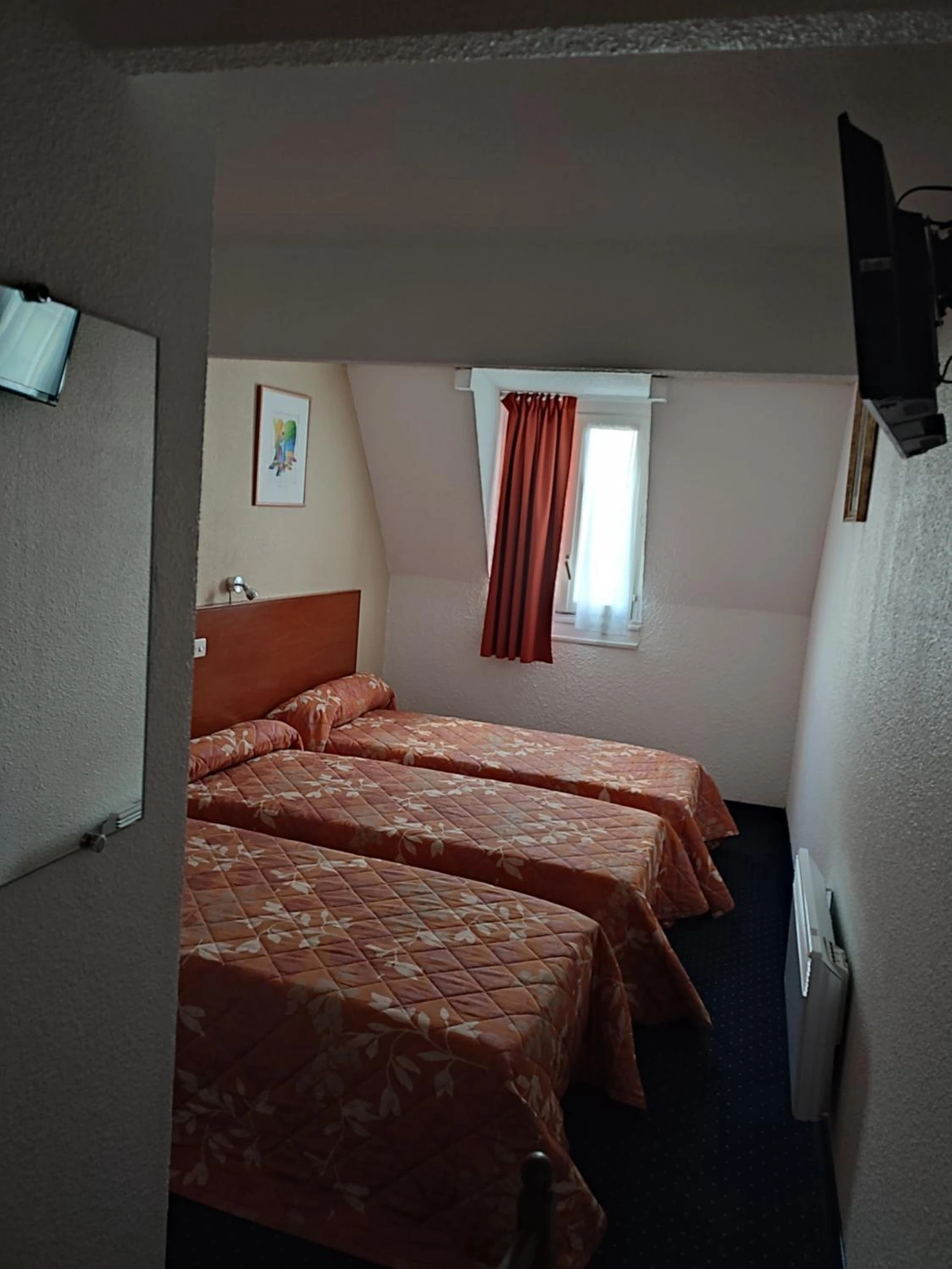 Magnifique chambre pour un séminaire d'entreprise à Hotel du Commerce et de Navarre - Lourdes