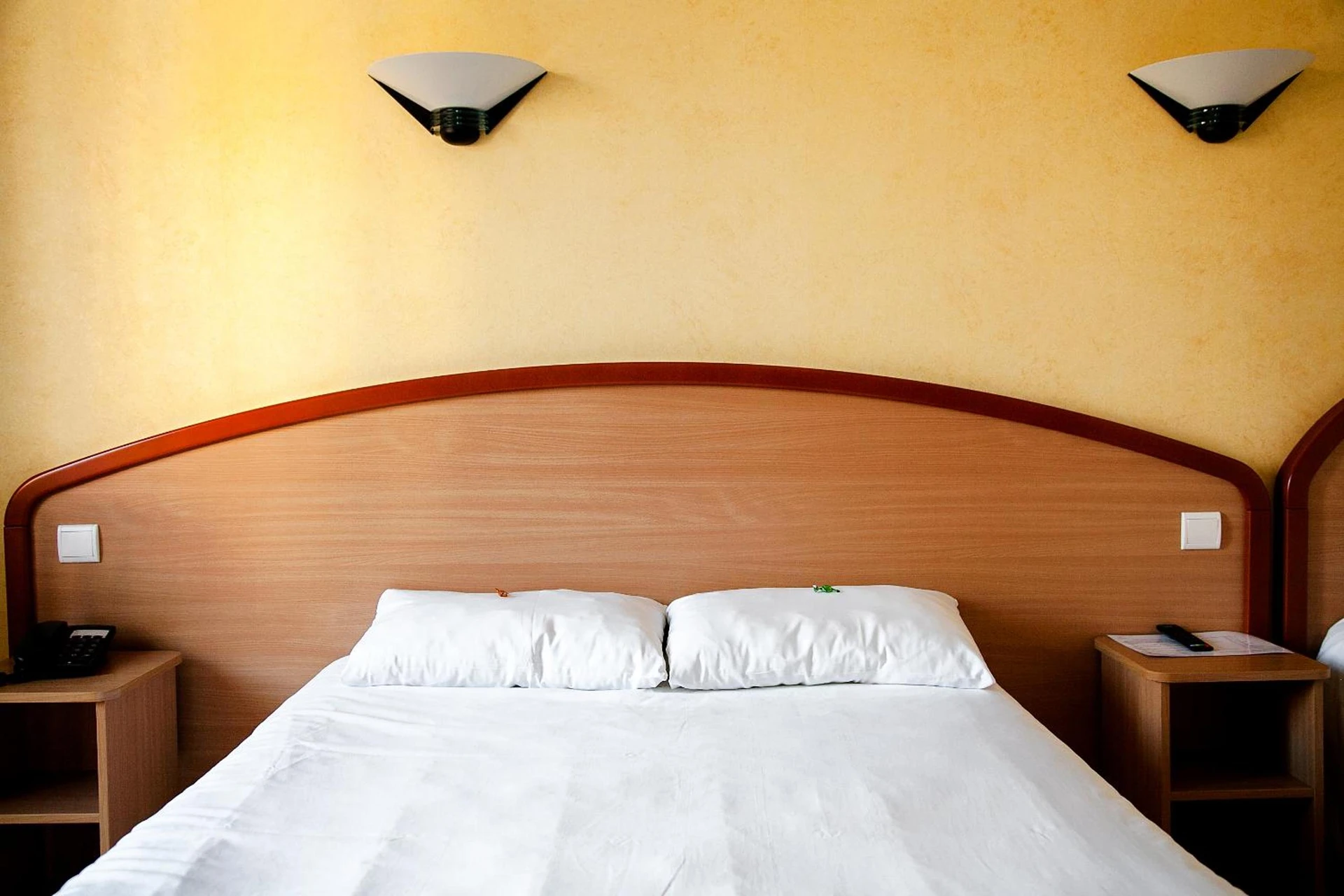 Chambre disponible pour un séminaire d'entreprise à Logis Hôtel du Commerce - Volvic