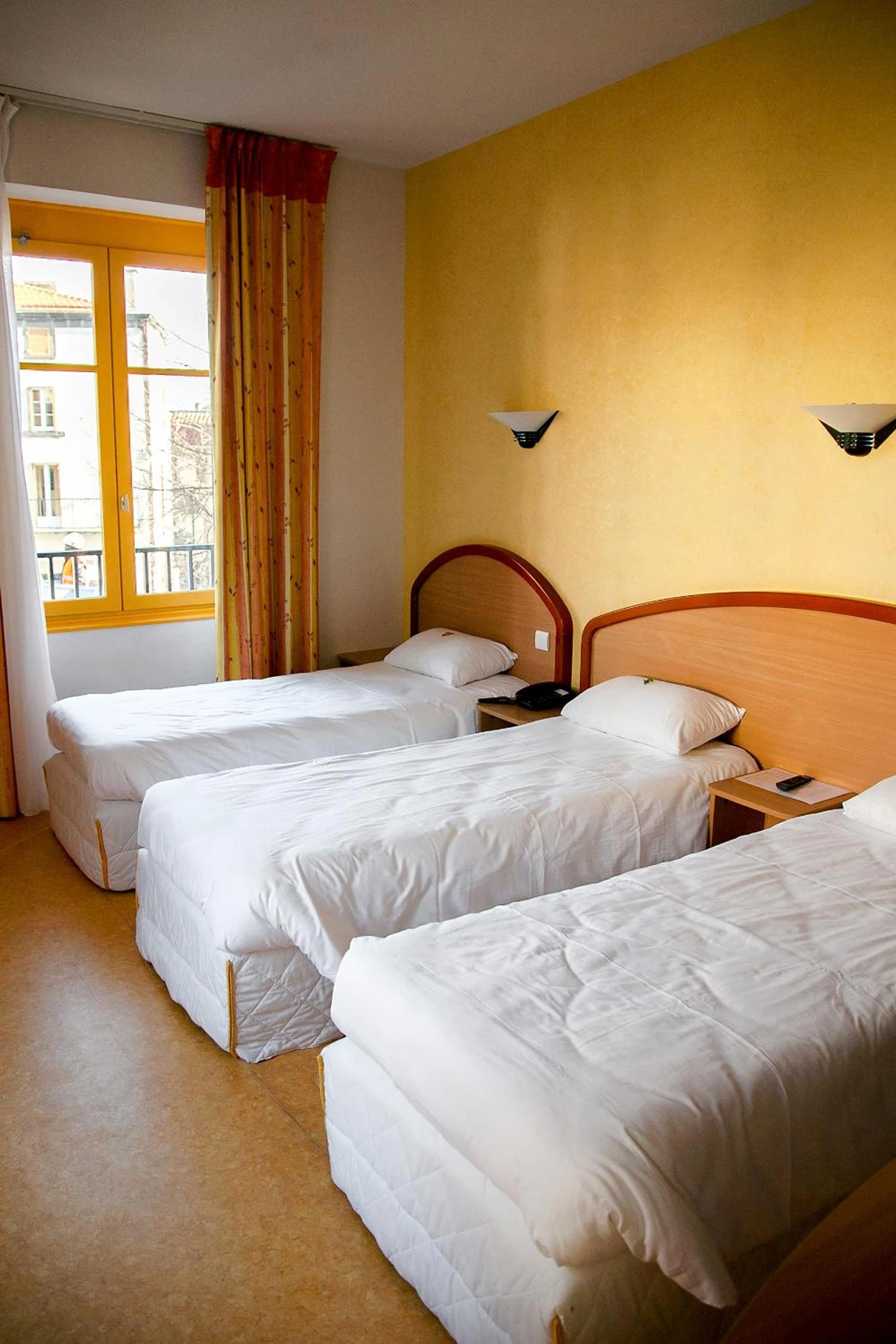 Chambre disponible pour un séminaire d'entreprise à Logis Hôtel du Commerce - Volvic