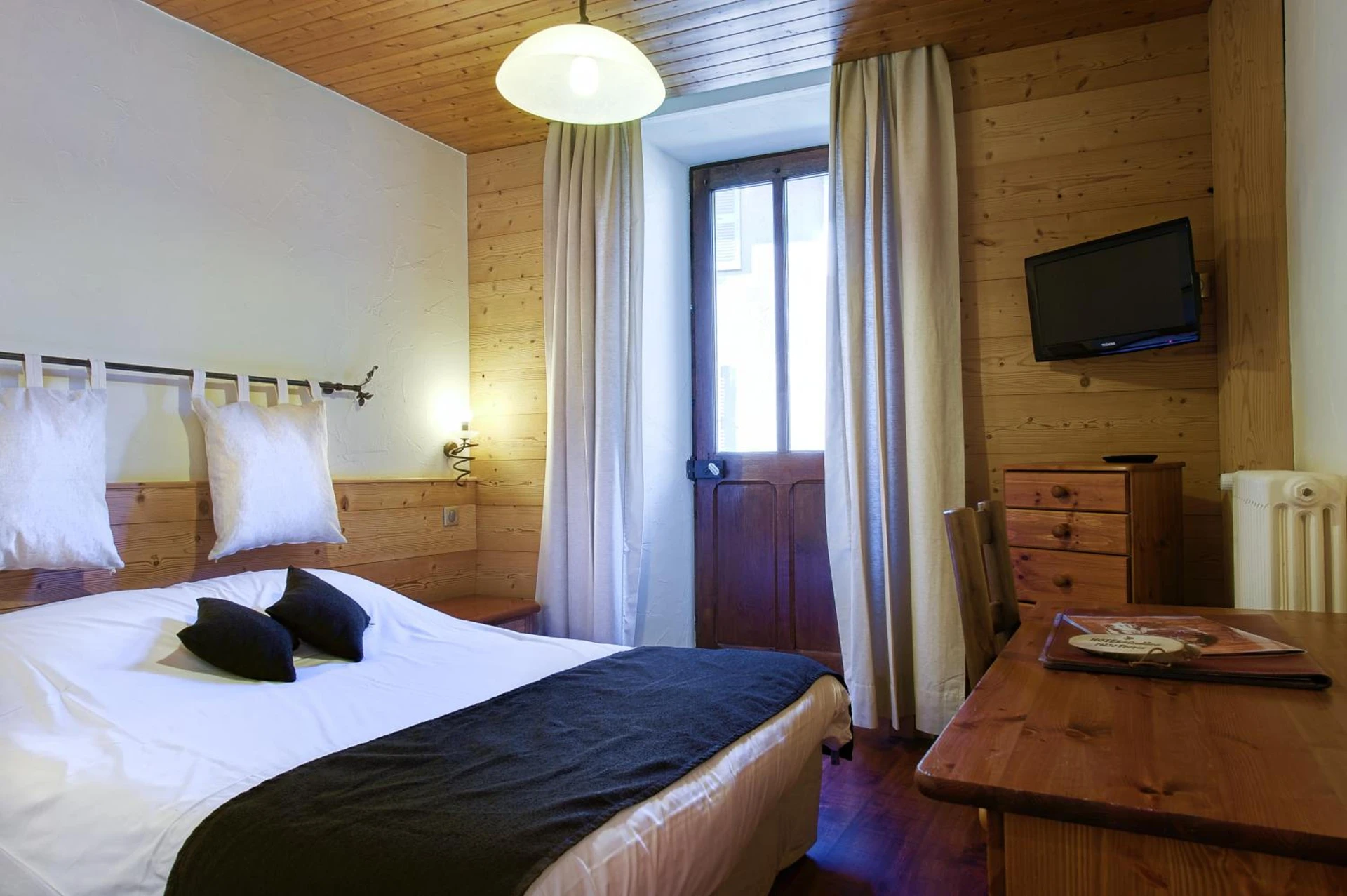 Magnifique chambre pour un séminaire d'entreprise à Hotel Du Commerce - Thônes