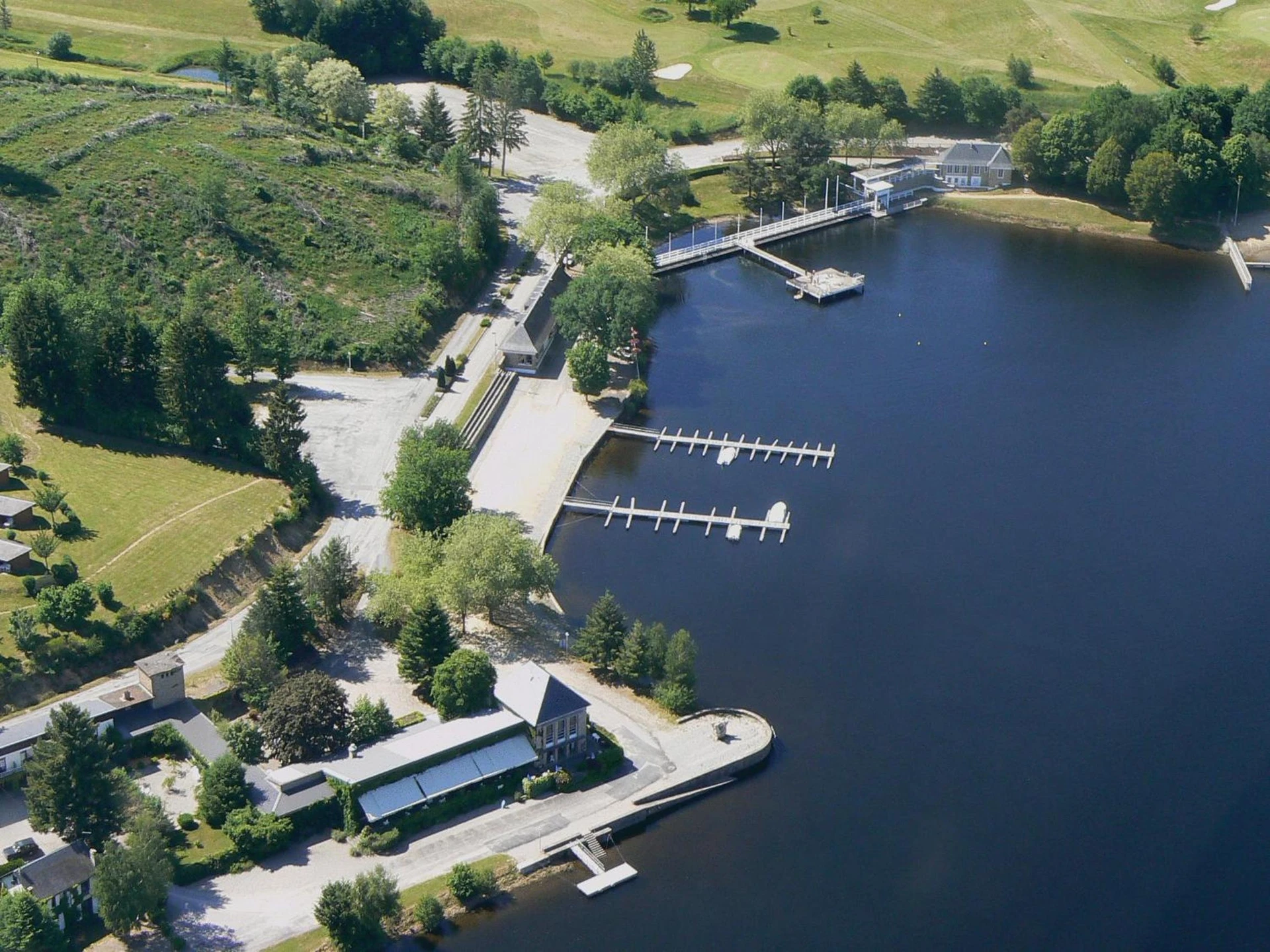 Organiser un séminaire d'entreprise : Logis Hotel du Lac à neuvic