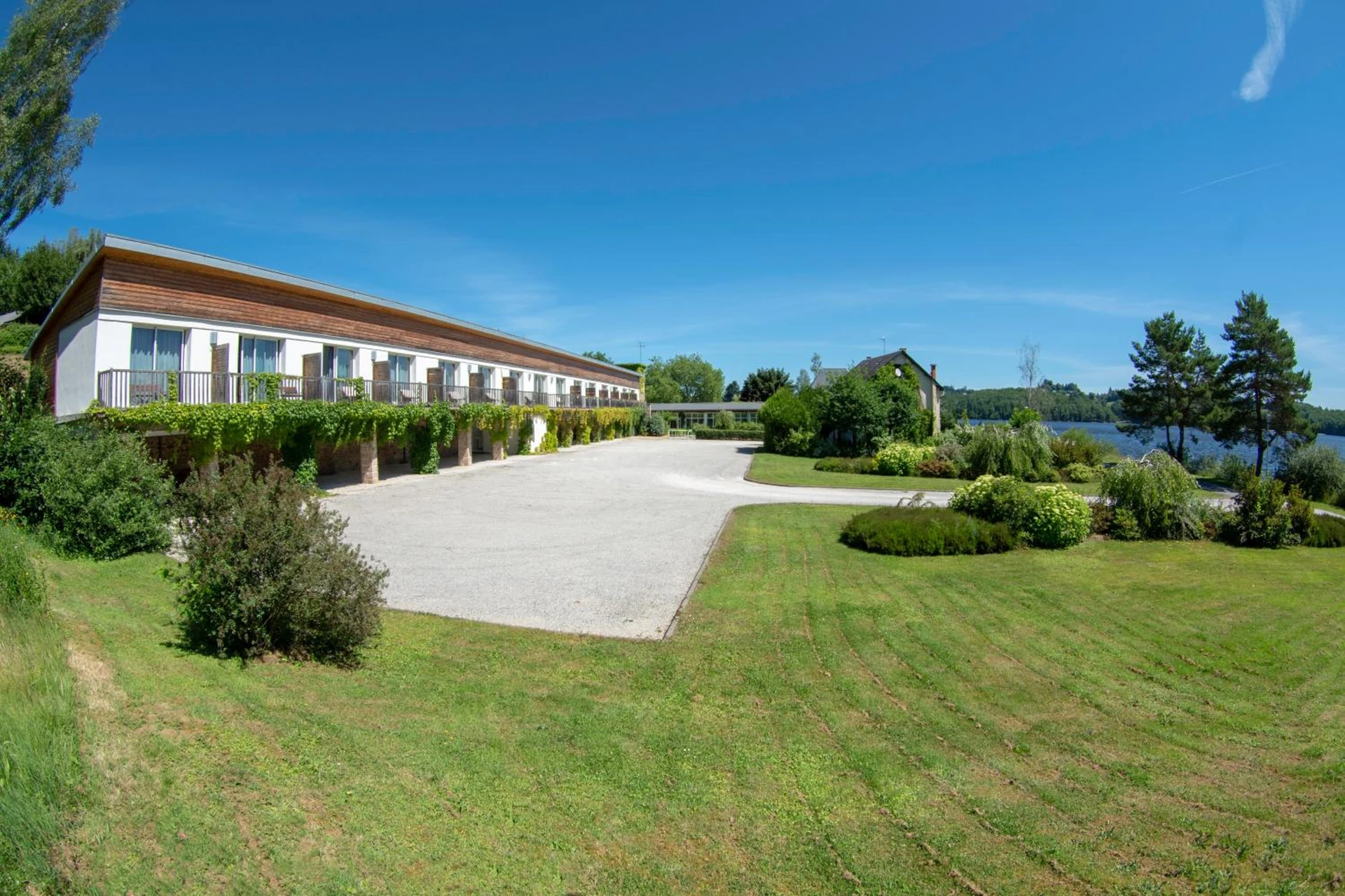 Organiser un séminaire d'entreprise : Logis Hotel du Lac à neuvic