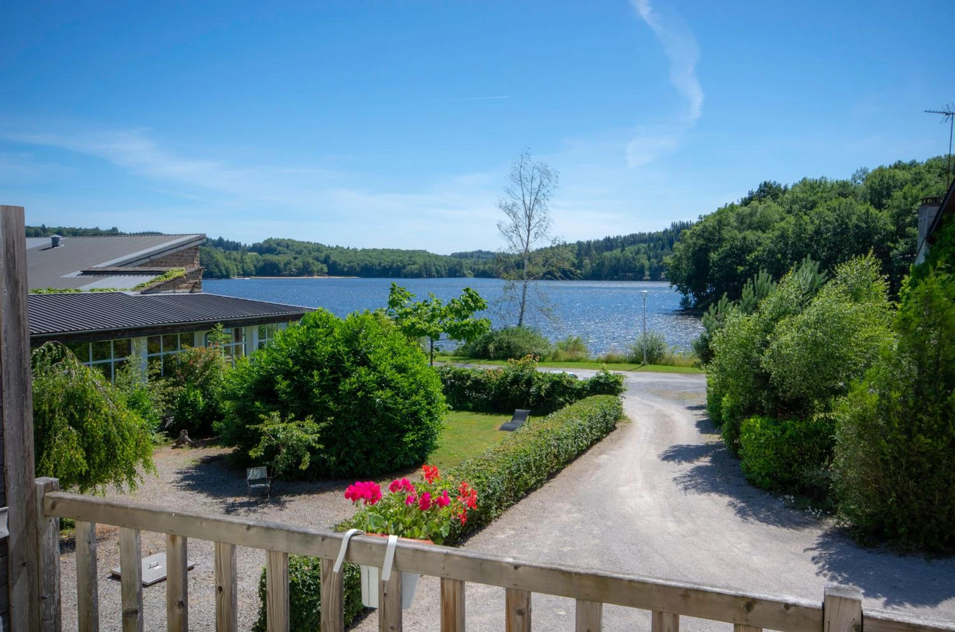 Organiser un séminaire d'entreprise : Logis Hotel du Lac à neuvic