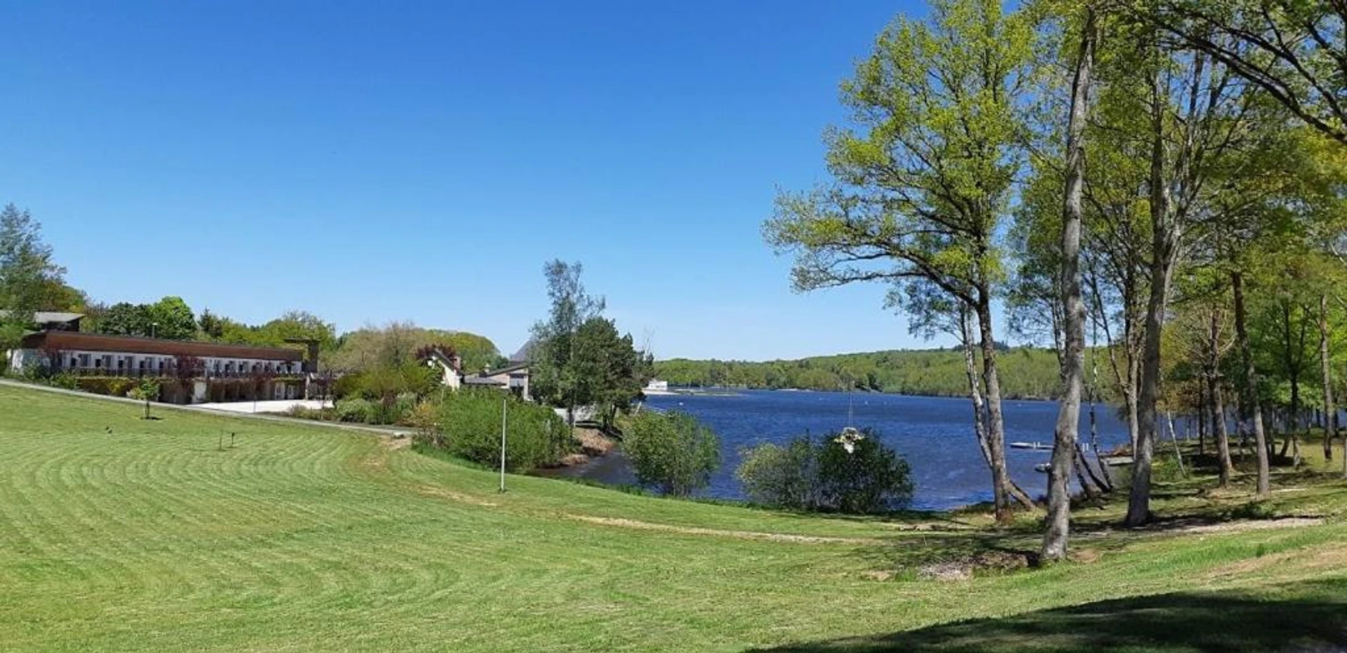 Organiser un séminaire d'entreprise : Logis Hotel du Lac à neuvic
