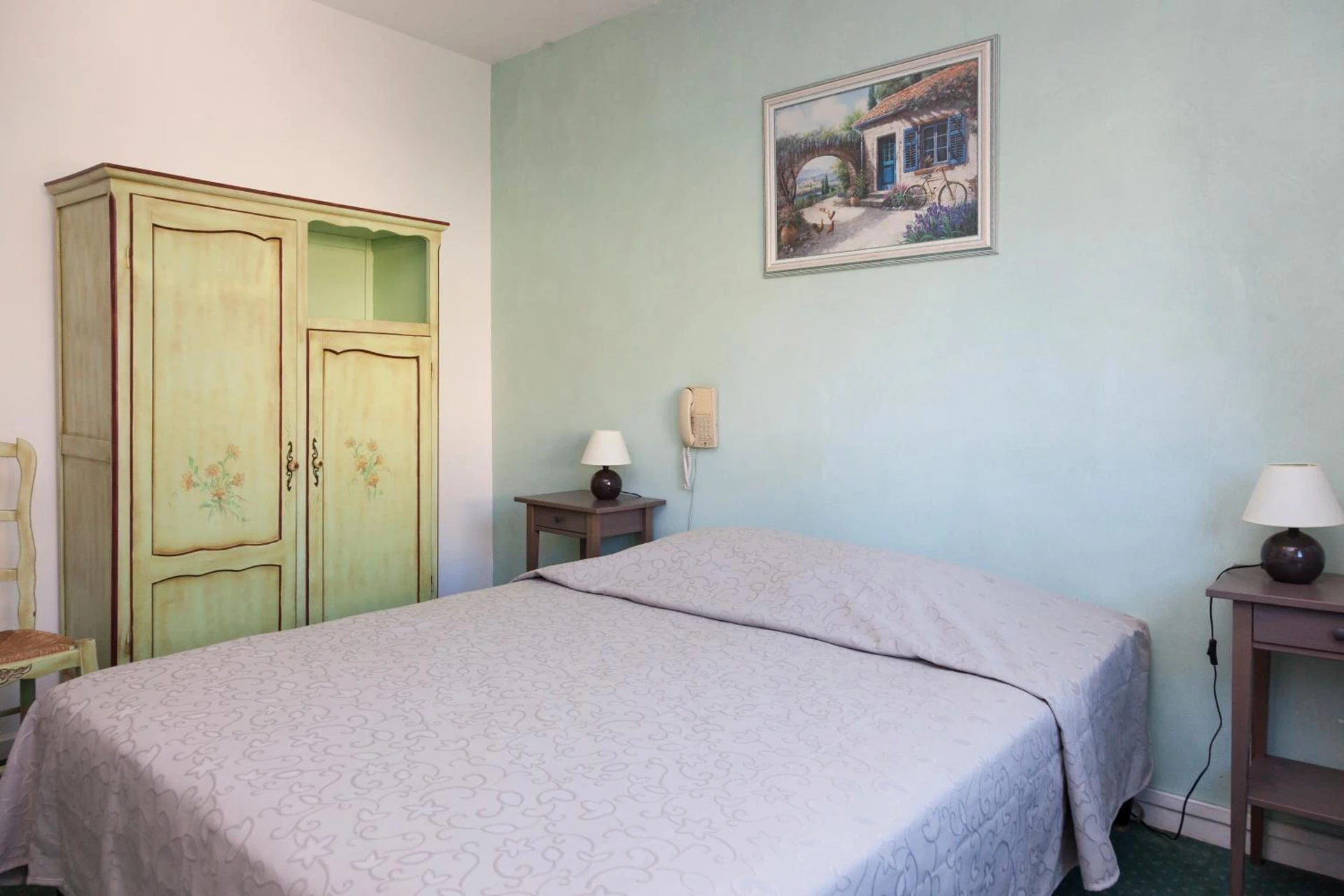 Chambre disponible pour un séminaire d'entreprise à Logis Hotel du Midi - Salon-de-Provence