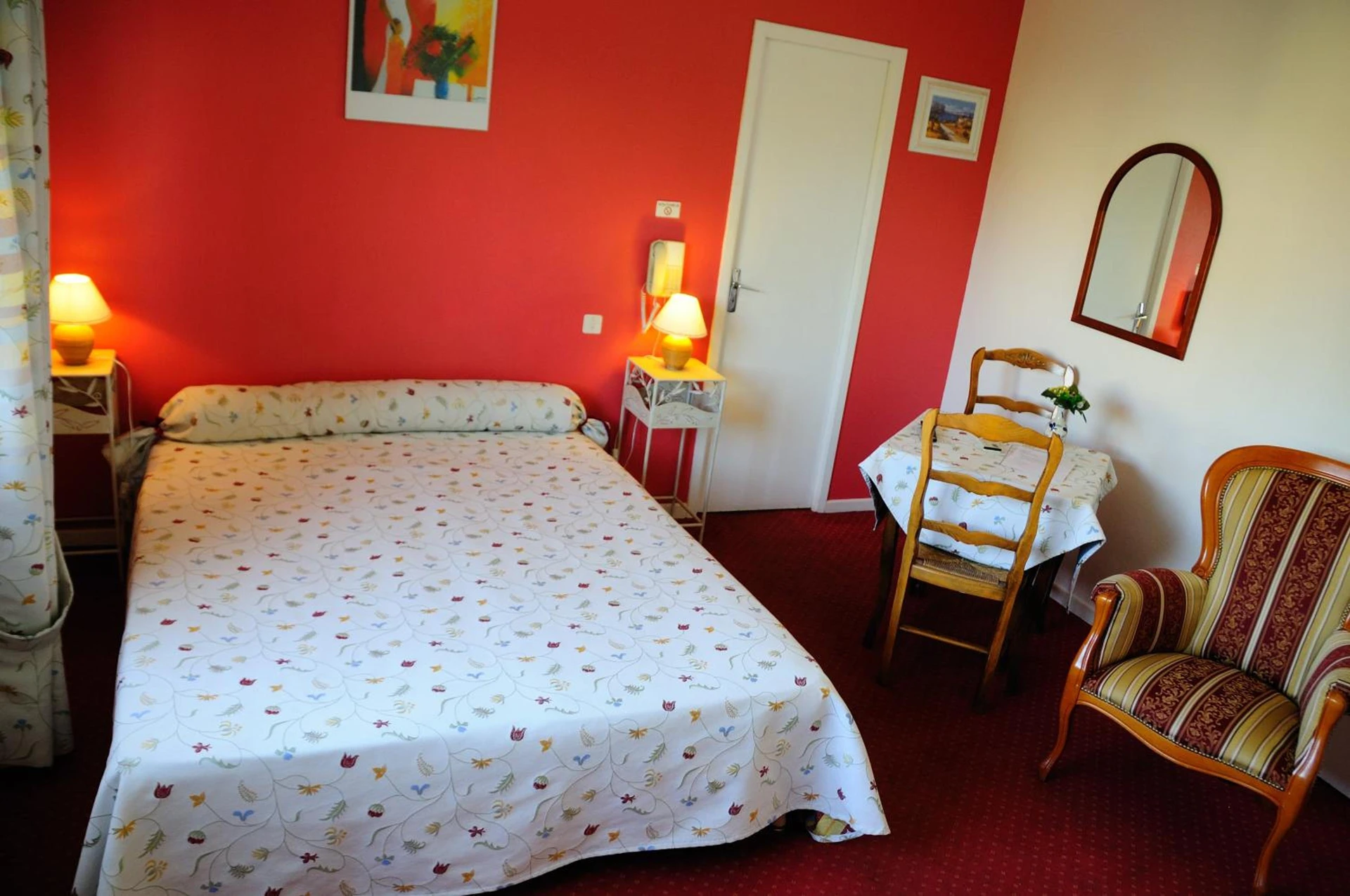 Magnifique chambre pour un séminaire d'entreprise à Logis Hotel du Midi - Salon-de-Provence