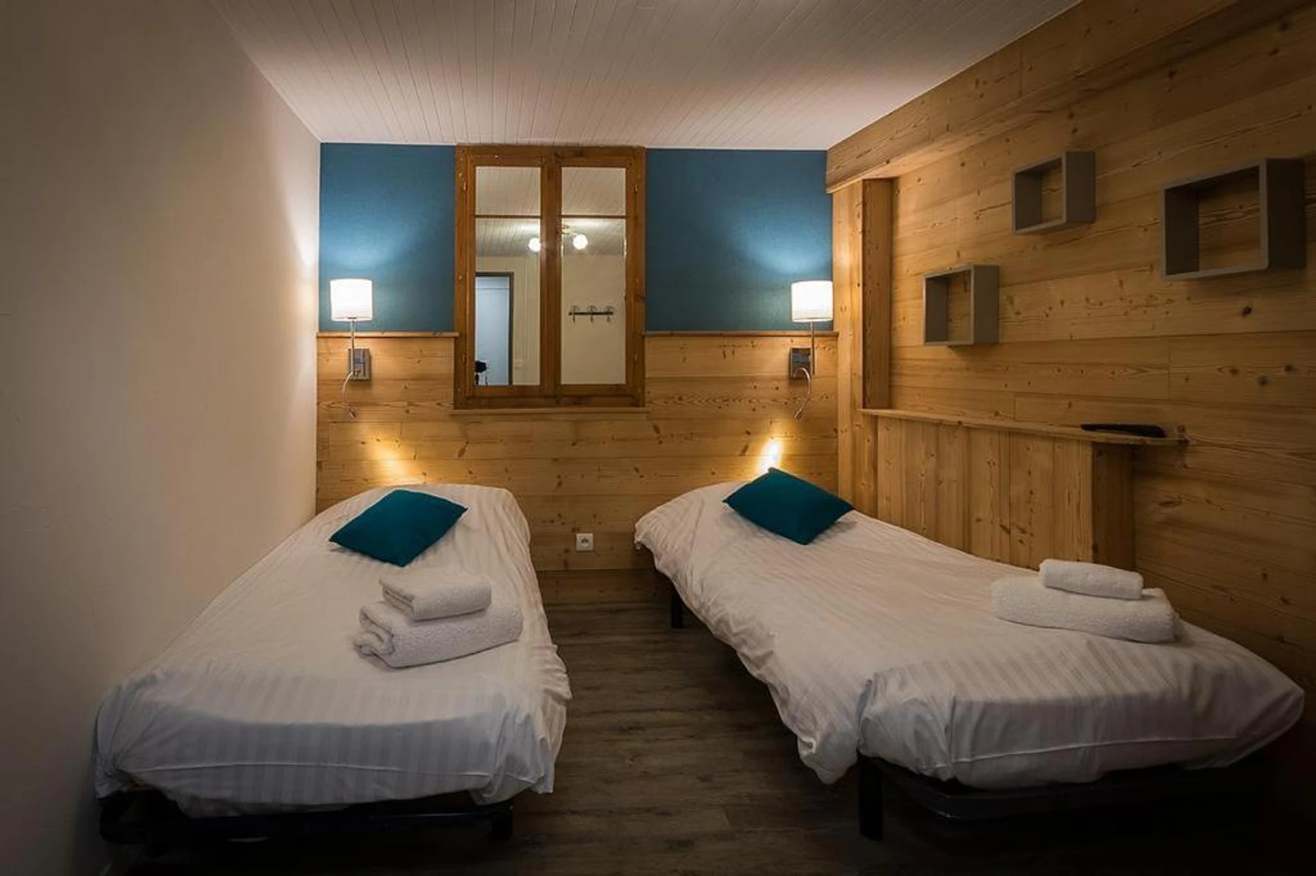 Magnifique chambre pour un séminaire d'entreprise à Hôtel Du Midi - Thônes