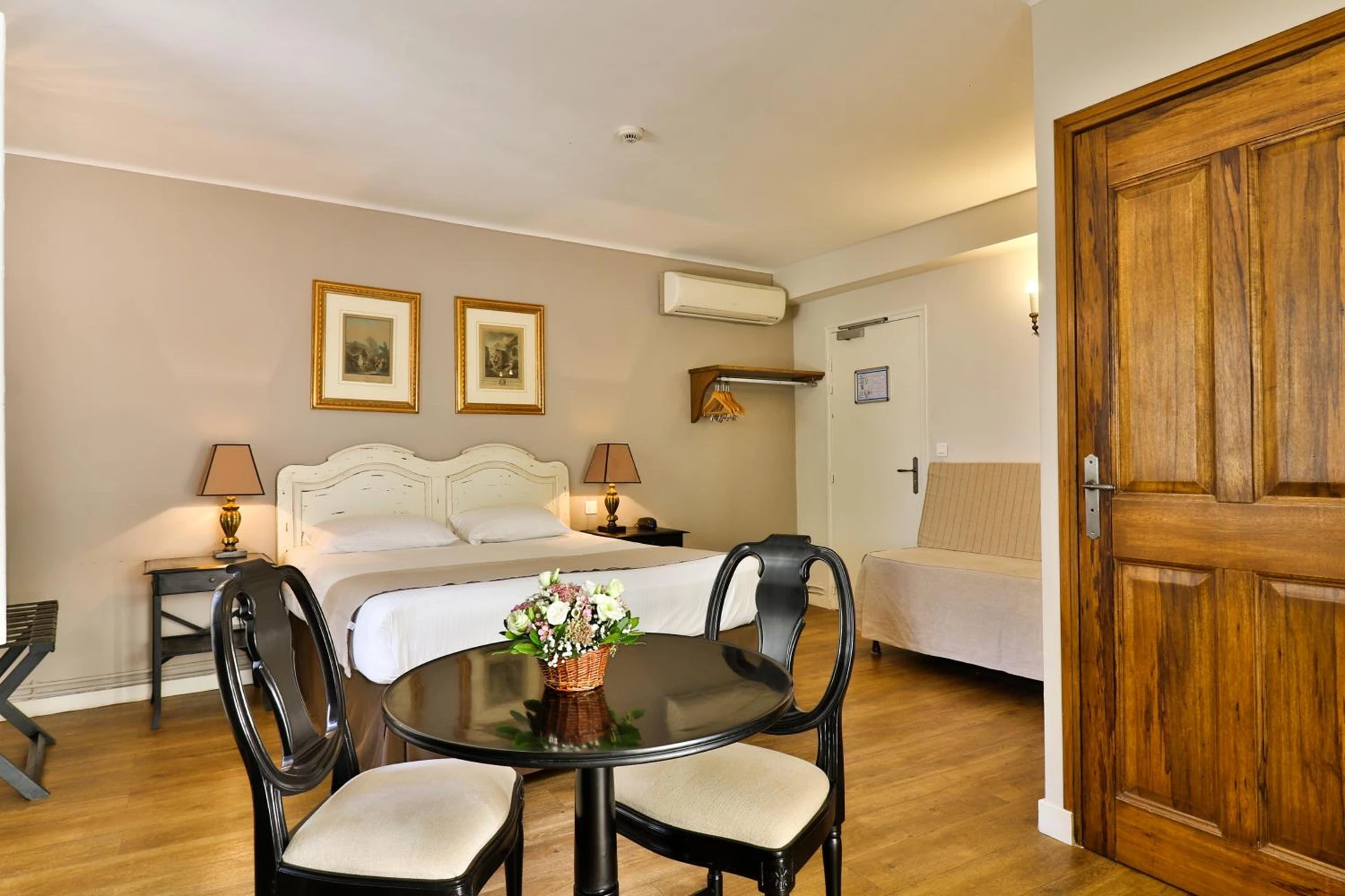 Magnifique chambre pour un séminaire d'entreprise à Hotel Du Midi - Visan