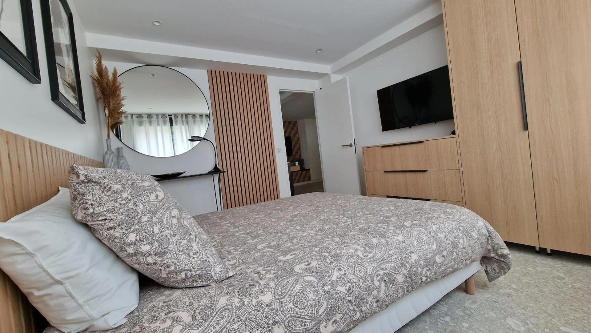 Chambre disponible pour un séminaire d'entreprise à Moderne F3 - 10 min aeroport CDG - Paris - Parc Astérix - Disneyland Paris - Tour Eiffel - Champs Elysée - 15 min Parc des expositions Villepinte - 10 min Le Bourget - 5 min du Golf international de Roissy- JO 2024 - Le Thillay