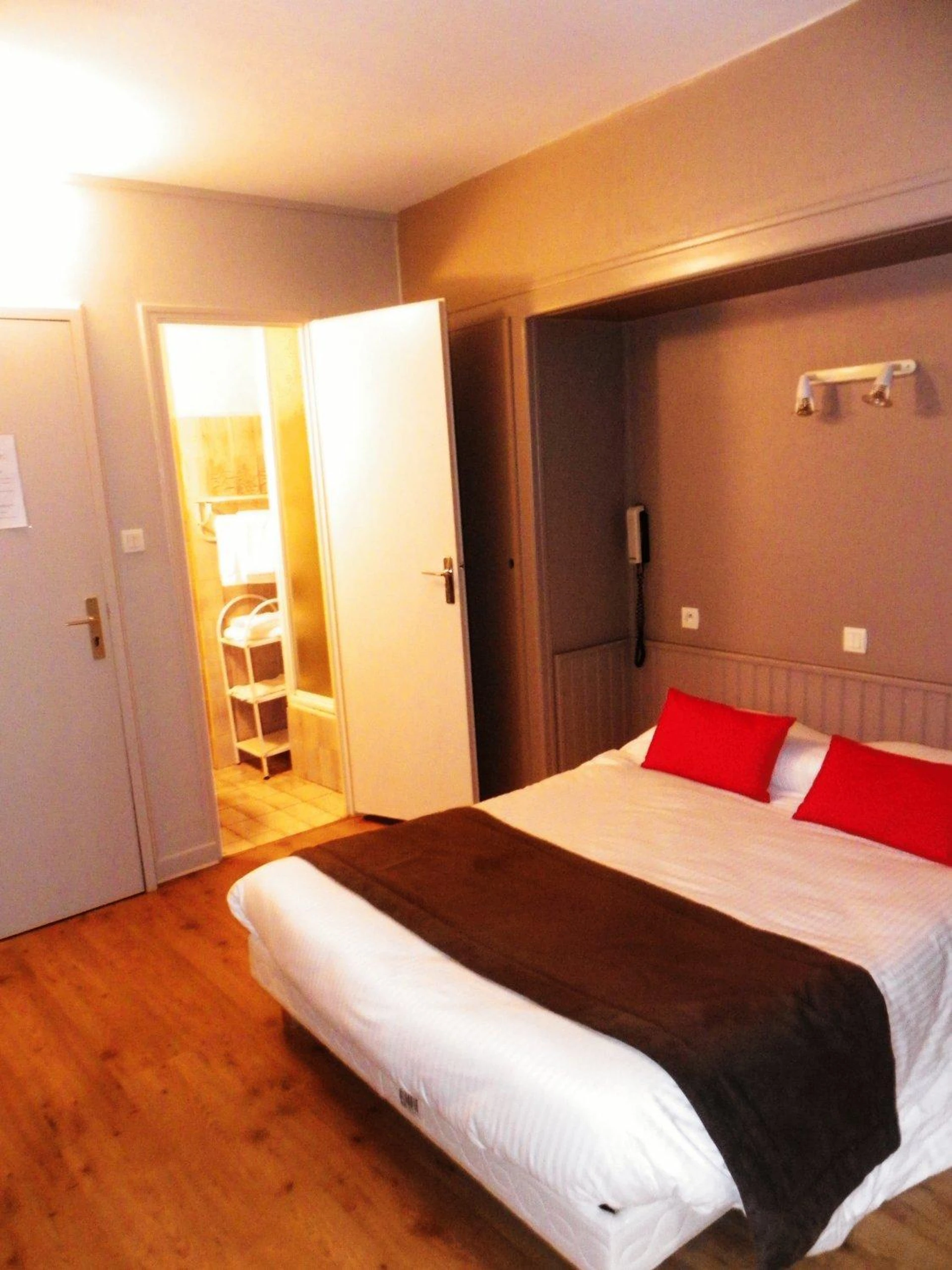 Chambre disponible pour un séminaire d'entreprise à Hôtel Du Port - Les Sables dʼOlonne