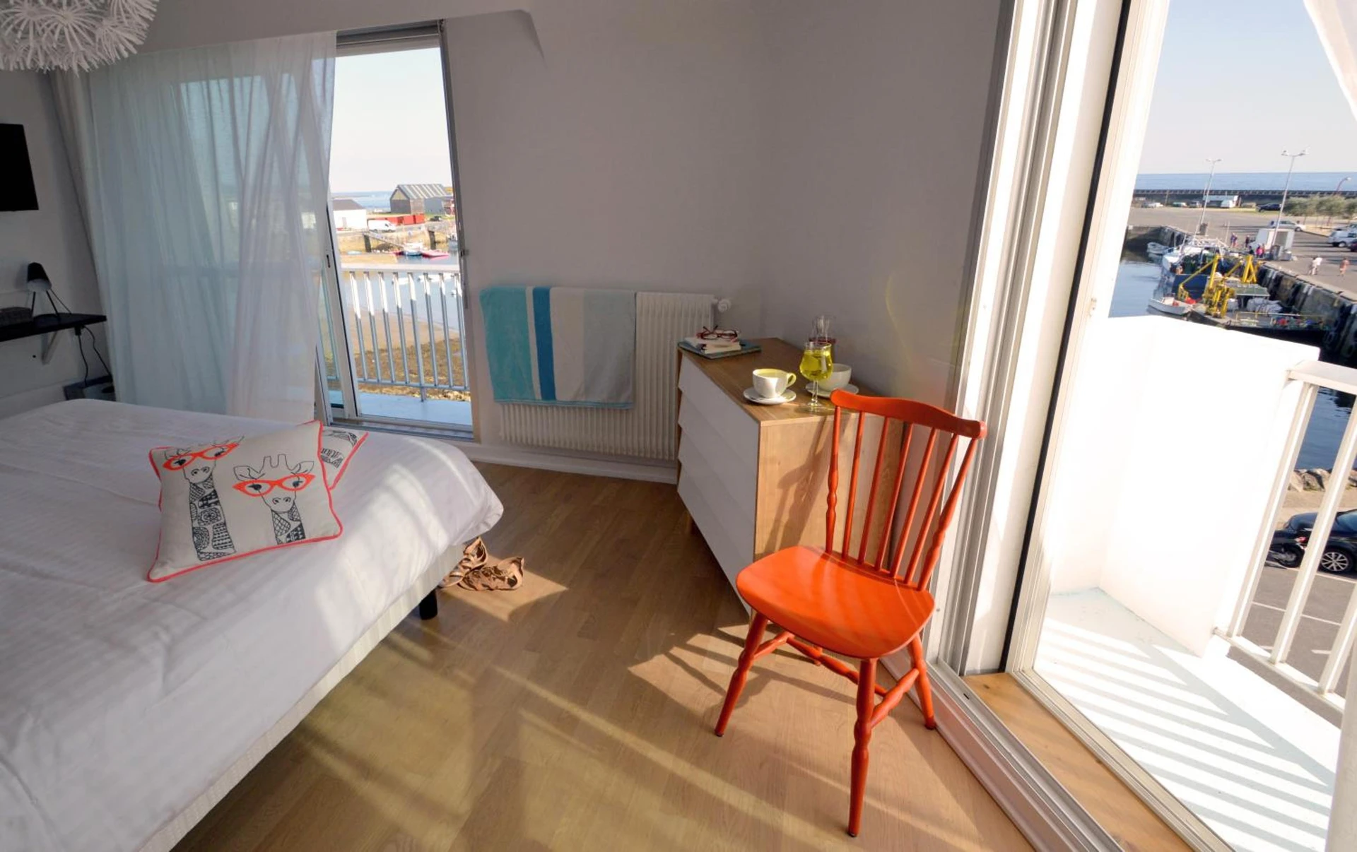 Chambre disponible pour un séminaire d'entreprise à Logis Hotel Du Port - Plobannalec-Lesconil