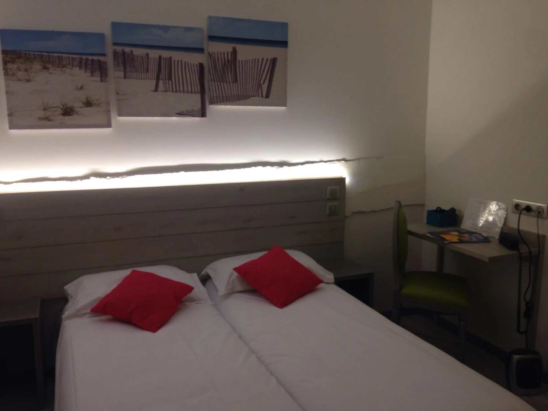 Magnifique chambre pour un séminaire d'entreprise à Hotel-Restaurant Du Port - Mèze