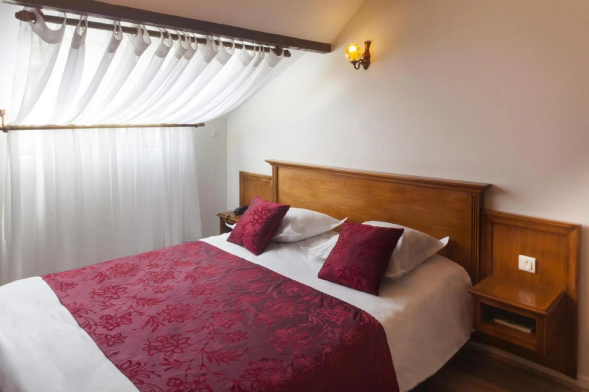 Chambre disponible pour un séminaire d'entreprise à Logis Hôtel & Restaurant du Sauvage - La Ferté-Gaucher