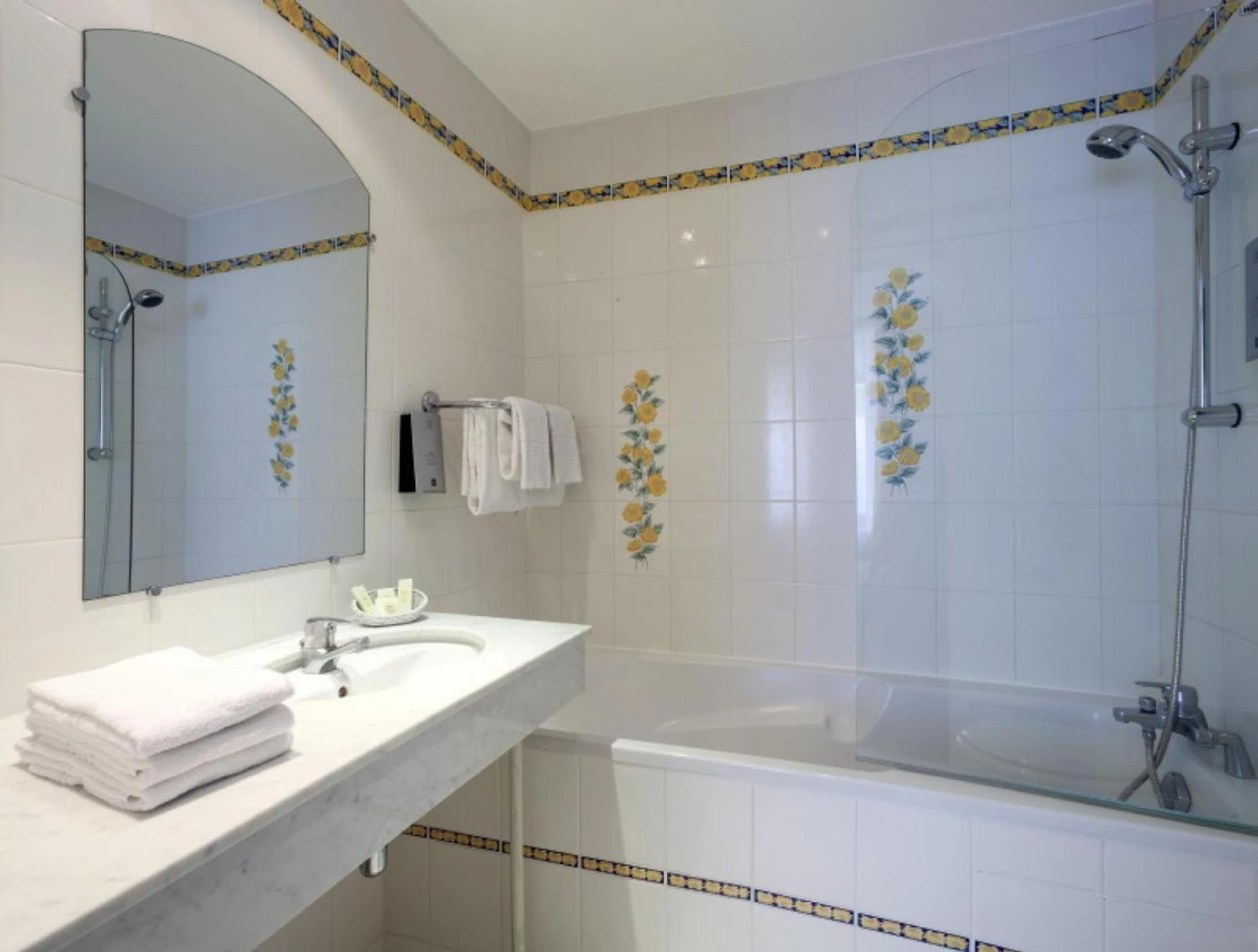 Chambre disponible pour un séminaire d'entreprise à Logis Hôtel & Restaurant du Sauvage - La Ferté-Gaucher
