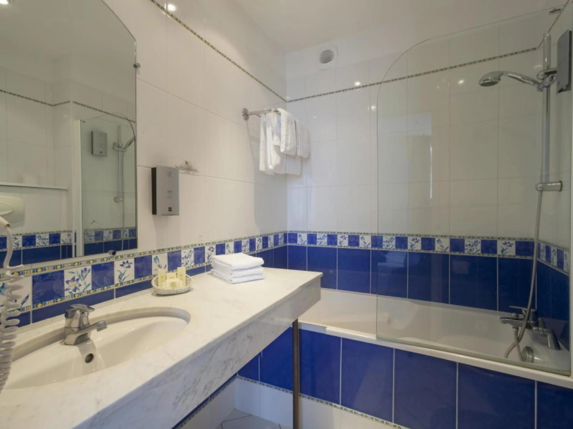 Magnifique chambre pour un séminaire d'entreprise à Logis Hôtel & Restaurant du Sauvage - La Ferté-Gaucher