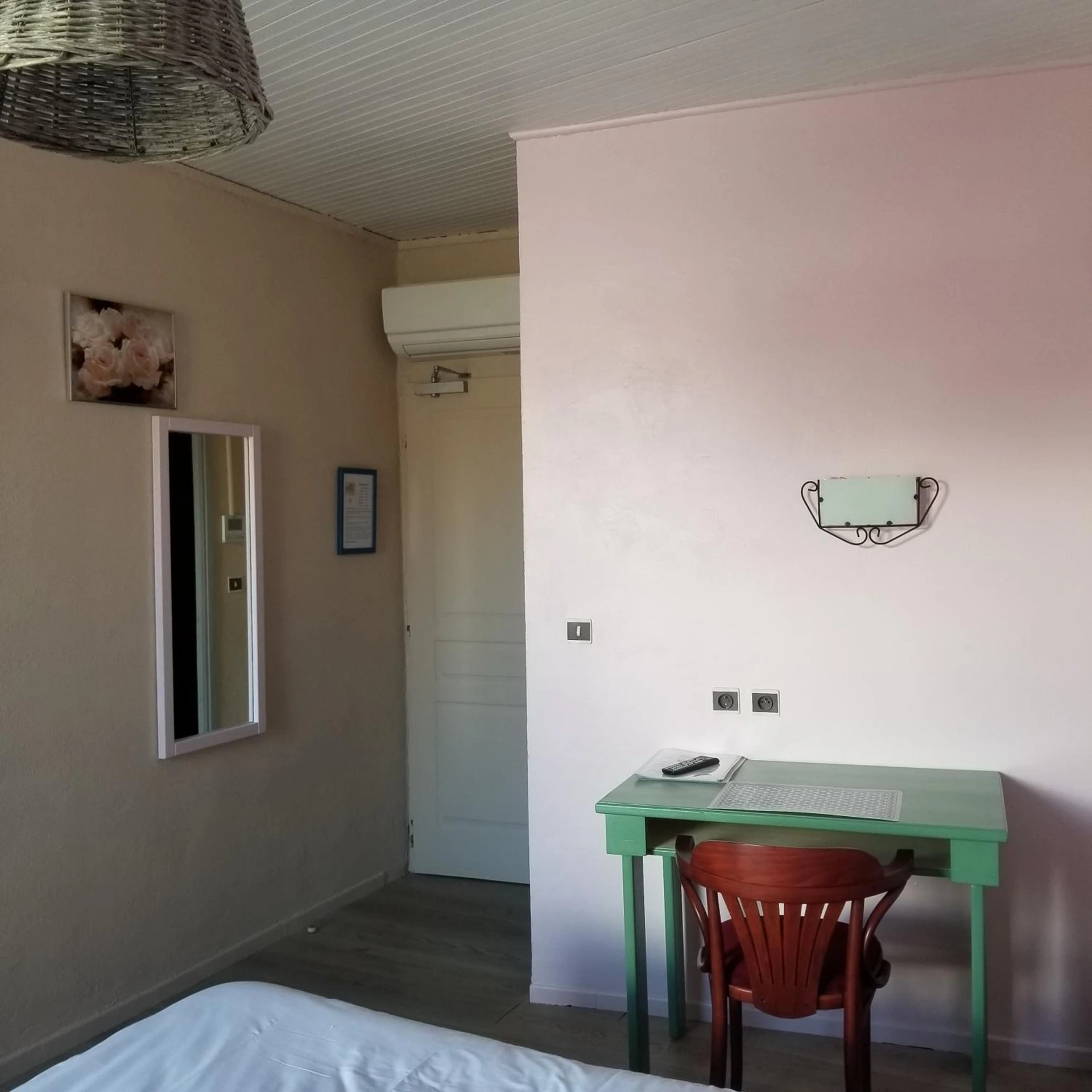 Magnifique chambre pour un séminaire d'entreprise à Logis hôtel du terreau - Manosque