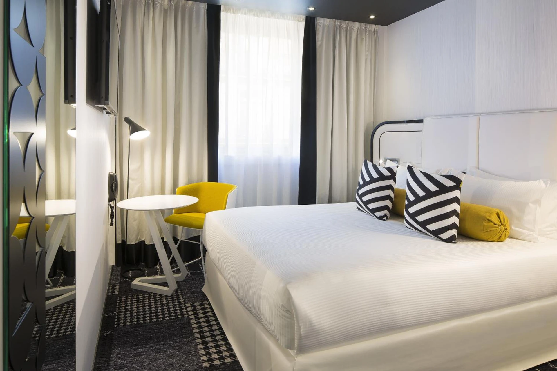 Chambre à Hotel Ekta Champs Elysées - Organiser un séminaire d'entreprise à Paris