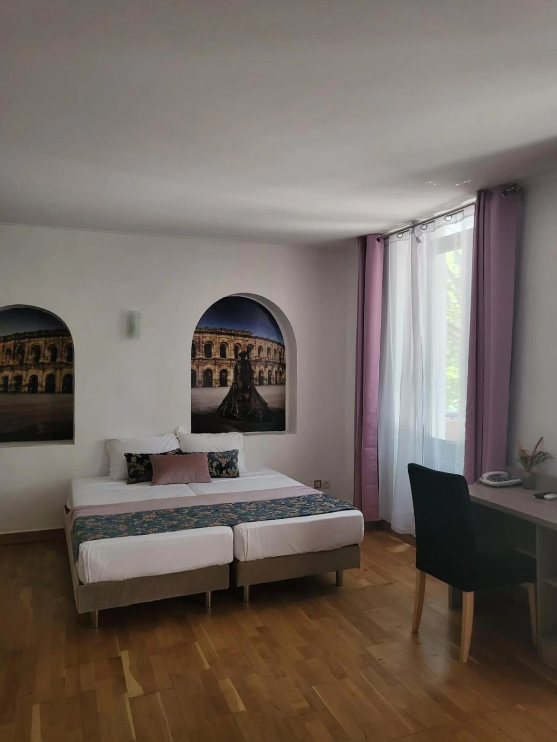 Magnifique chambre pour un séminaire d'entreprise à Empire Hôtel - Nîmes