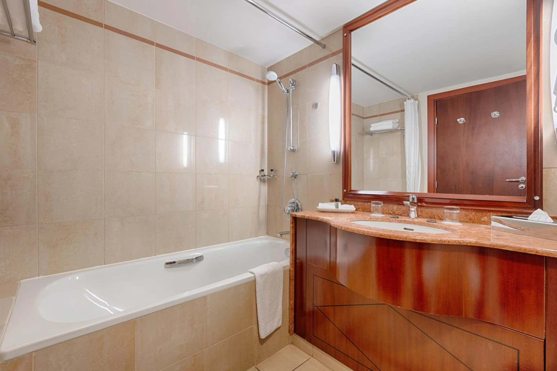 Organiser un séminaire d'entreprise : Evergreen Laurel Hotel à levallois-perret