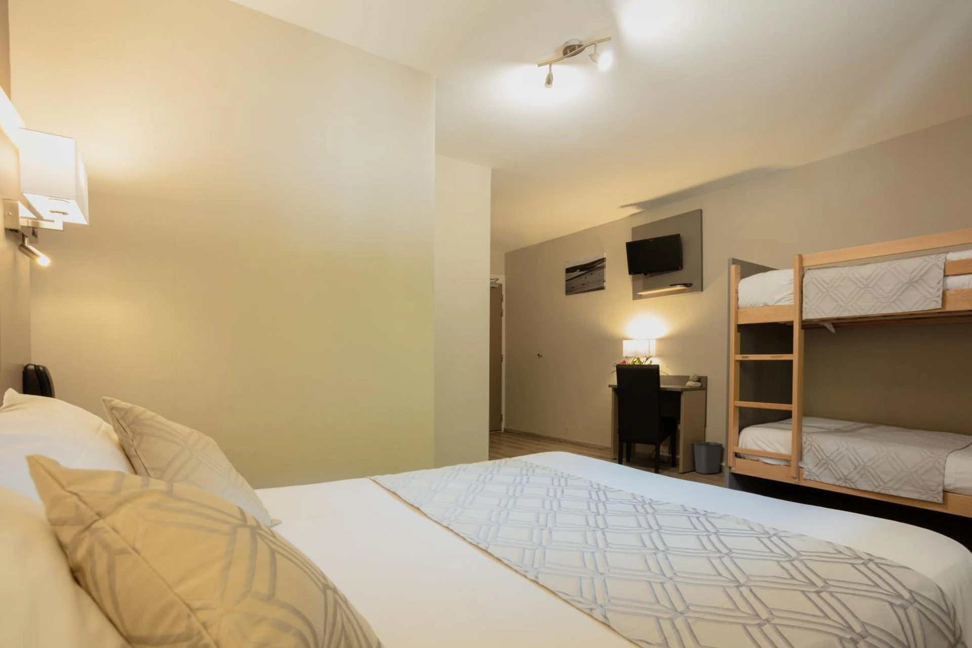 Chambre disponible pour un séminaire d'entreprise à Logis Hotel Restaurant Family & Spa - Meyrueis