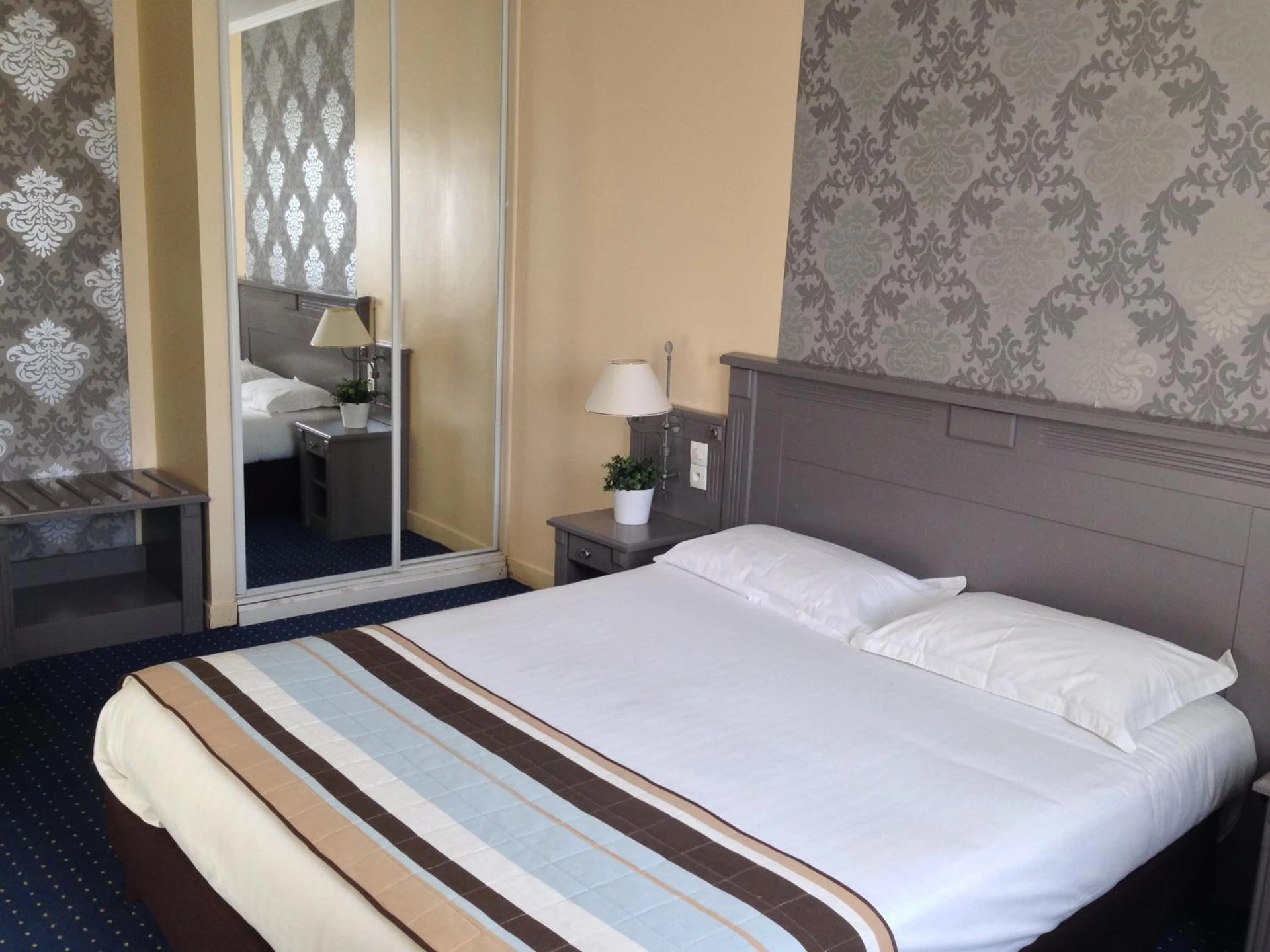Chambre disponible pour un séminaire d'entreprise à Hôtel HAPY - Houdan