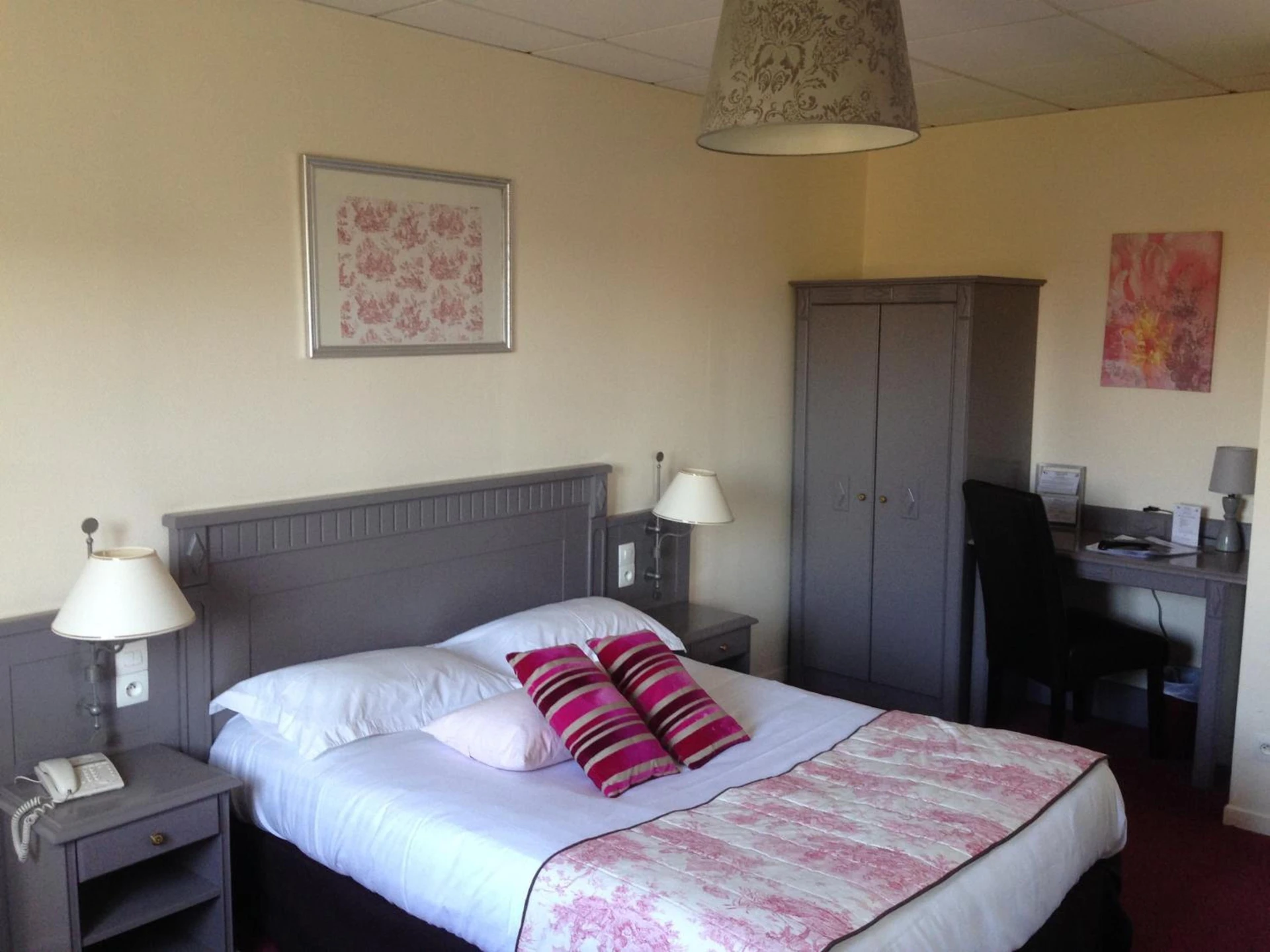 Chambre disponible pour un séminaire d'entreprise à Hôtel HAPY - Houdan