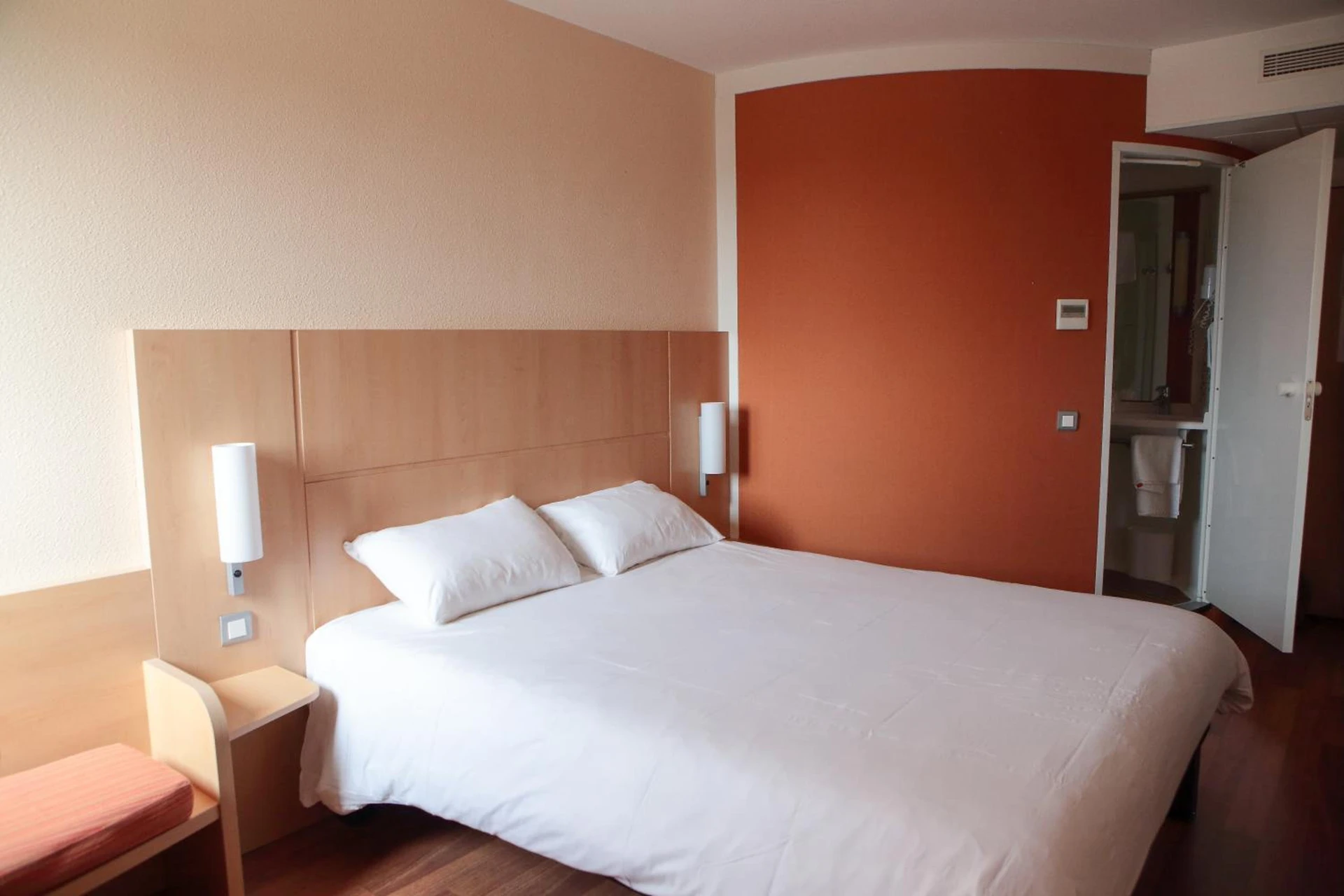 Magnifique chambre pour un séminaire d'entreprise à ibis Albert Pays de Somme - Albert