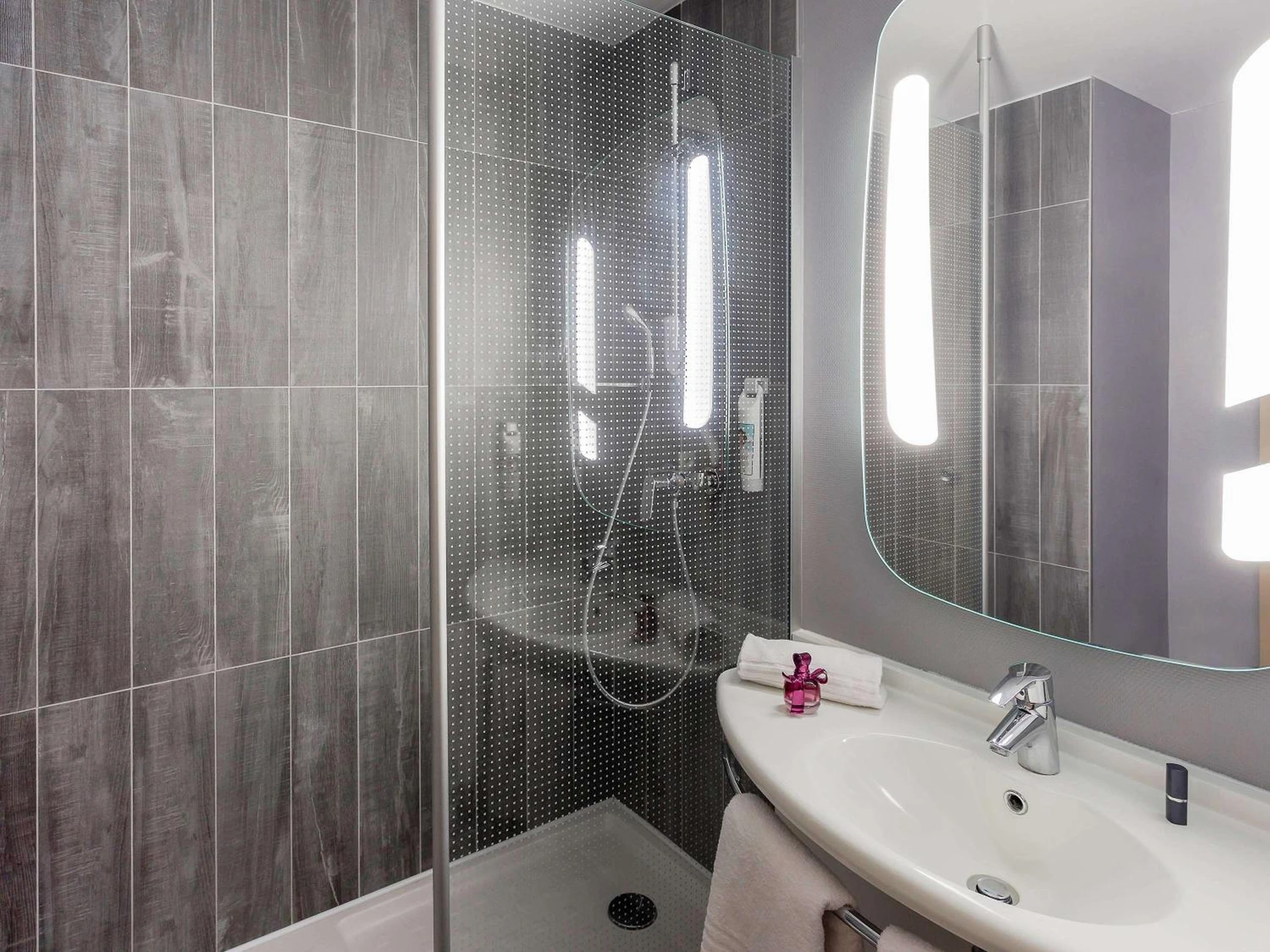 Magnifique chambre pour un séminaire d'entreprise à ibis Bourges Centre - Bourges