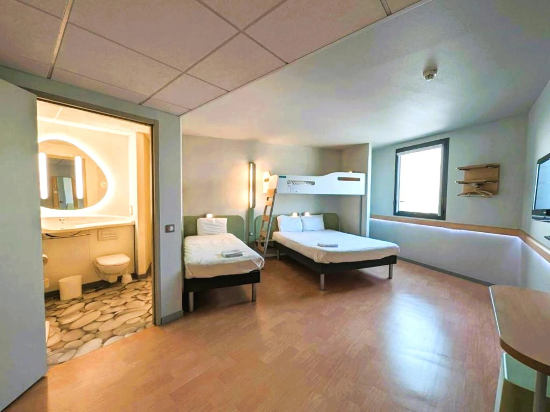 Chambre à Ibis Budget Clermont Ferrand - Le Brezet - Aeroport - Organiser un séminaire d'entreprise à Clermont-Ferrand