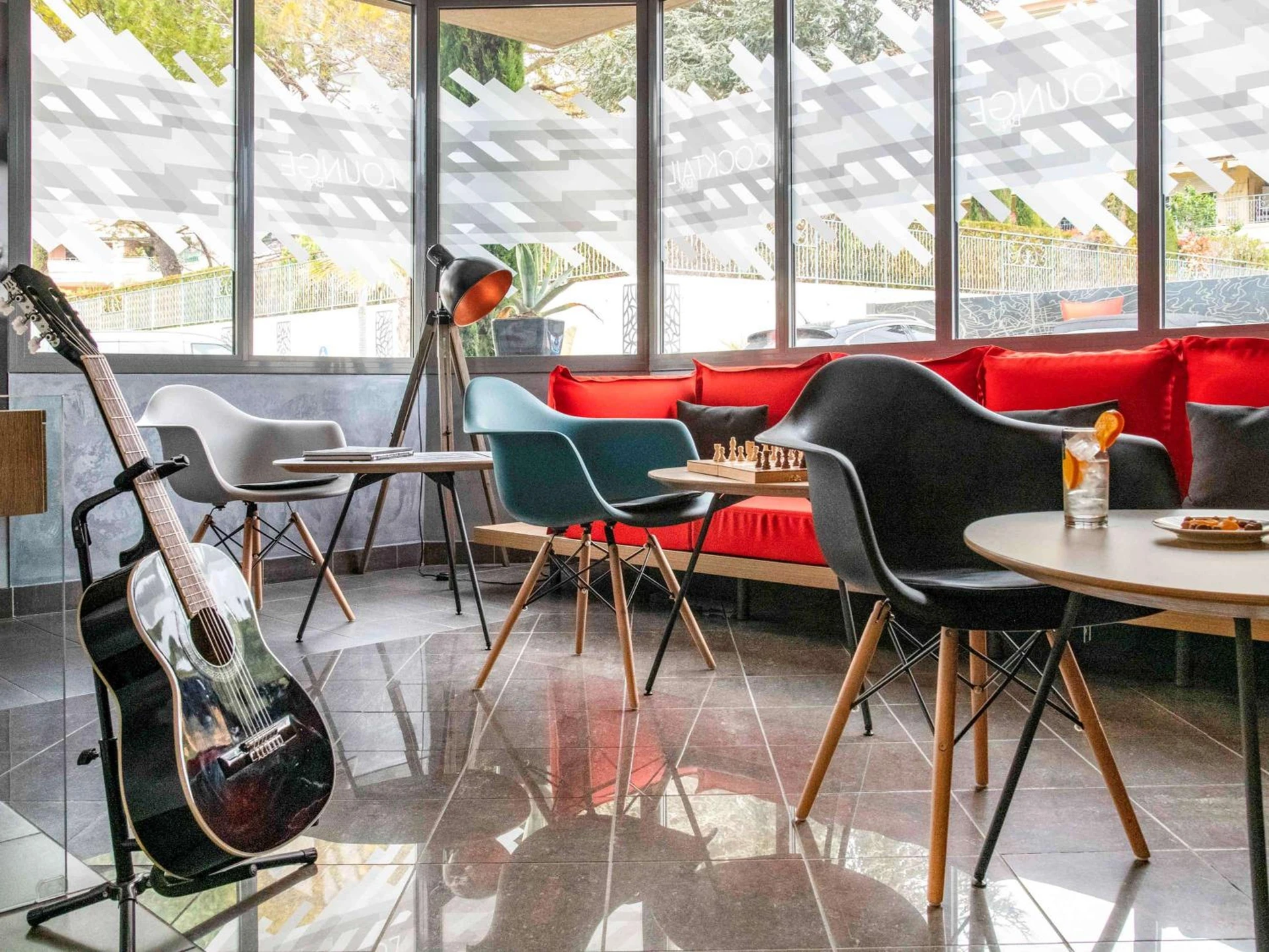 Organiser un séminaire d'entreprise : IBIS Cannes Mouans Sartoux Piscine parking gratuit à mouans-sartoux