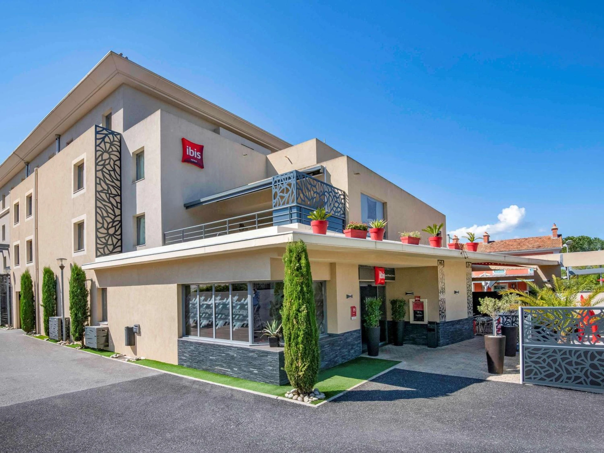 Organiser un séminaire d'entreprise : IBIS Cannes Mouans Sartoux Piscine parking gratuit à mouans-sartoux